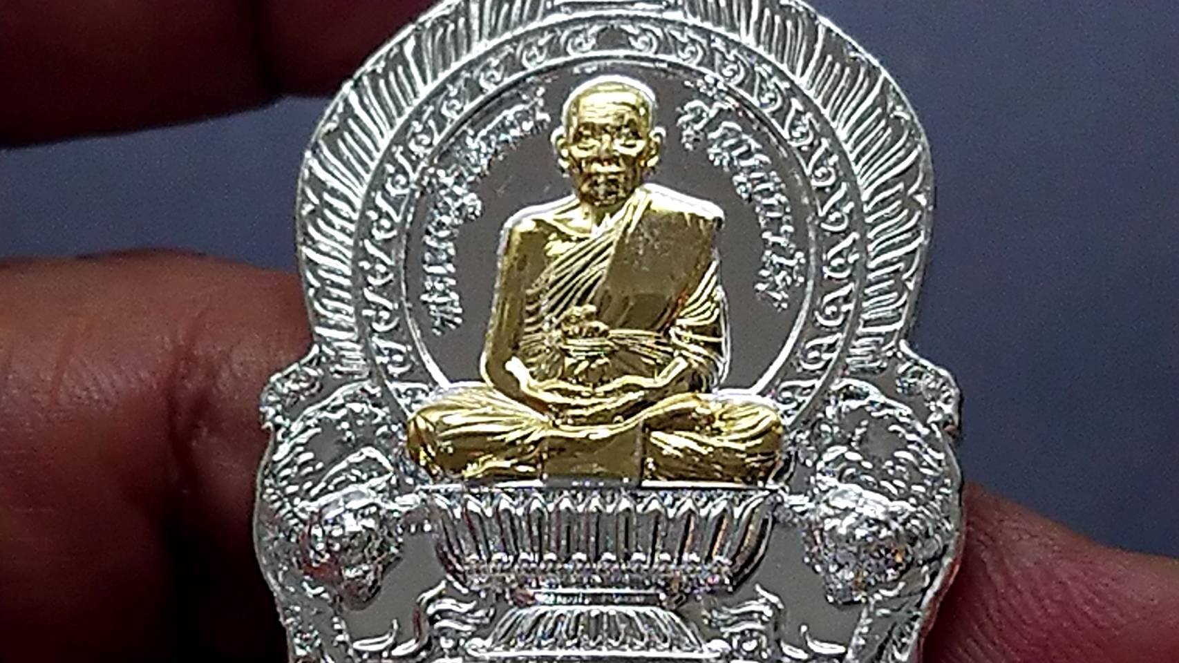 เหรียญรุ่นรวยร้อยล้าน เนื้อกาหลั่ยเงิน หน้ากากทอง หลวงพ่อพัฒน์ วัดห้วยด้วน โคท 104