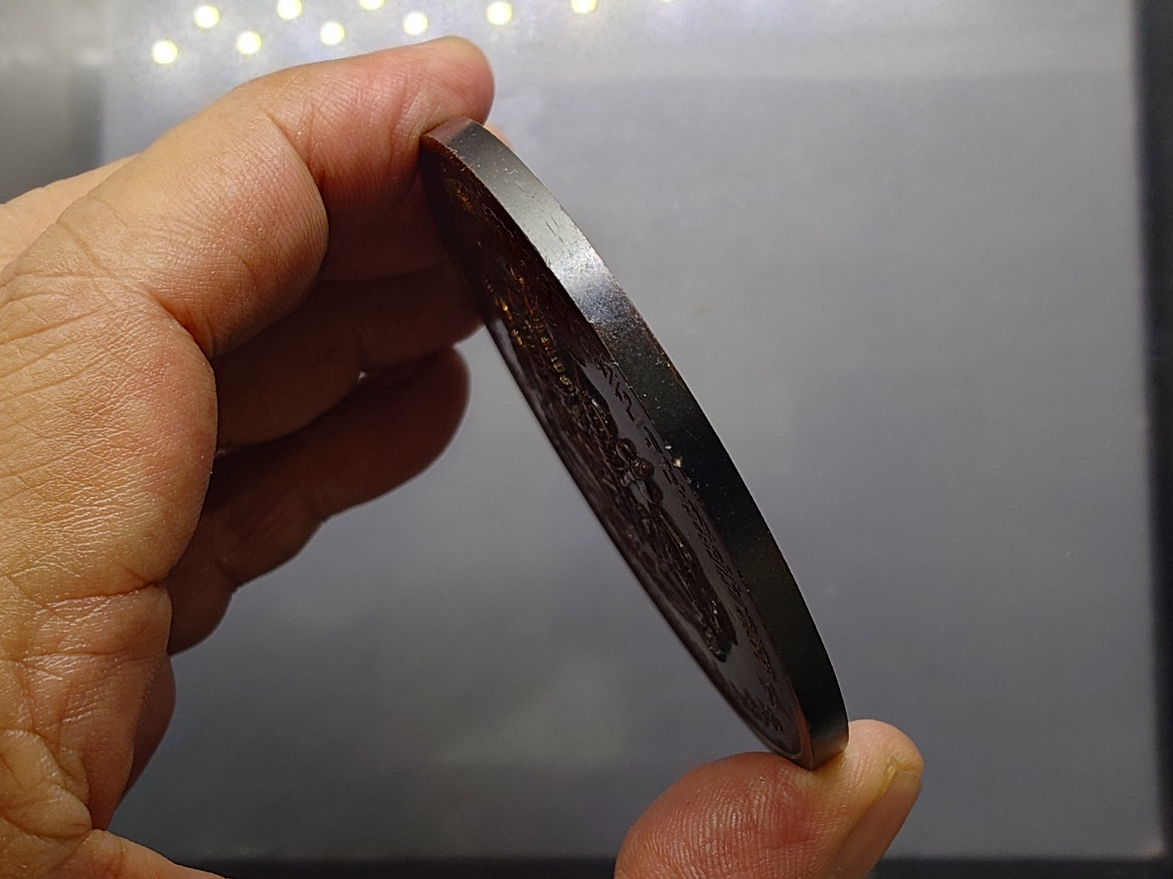 เหรียญที่ระลึกครบรอบปีที่ 100 แห่งการสถาปนากรมไปรษณีย์โทรเลข เนื้อทองแดง ขนาด 7 เซน ปี2526 กล่องเดิม