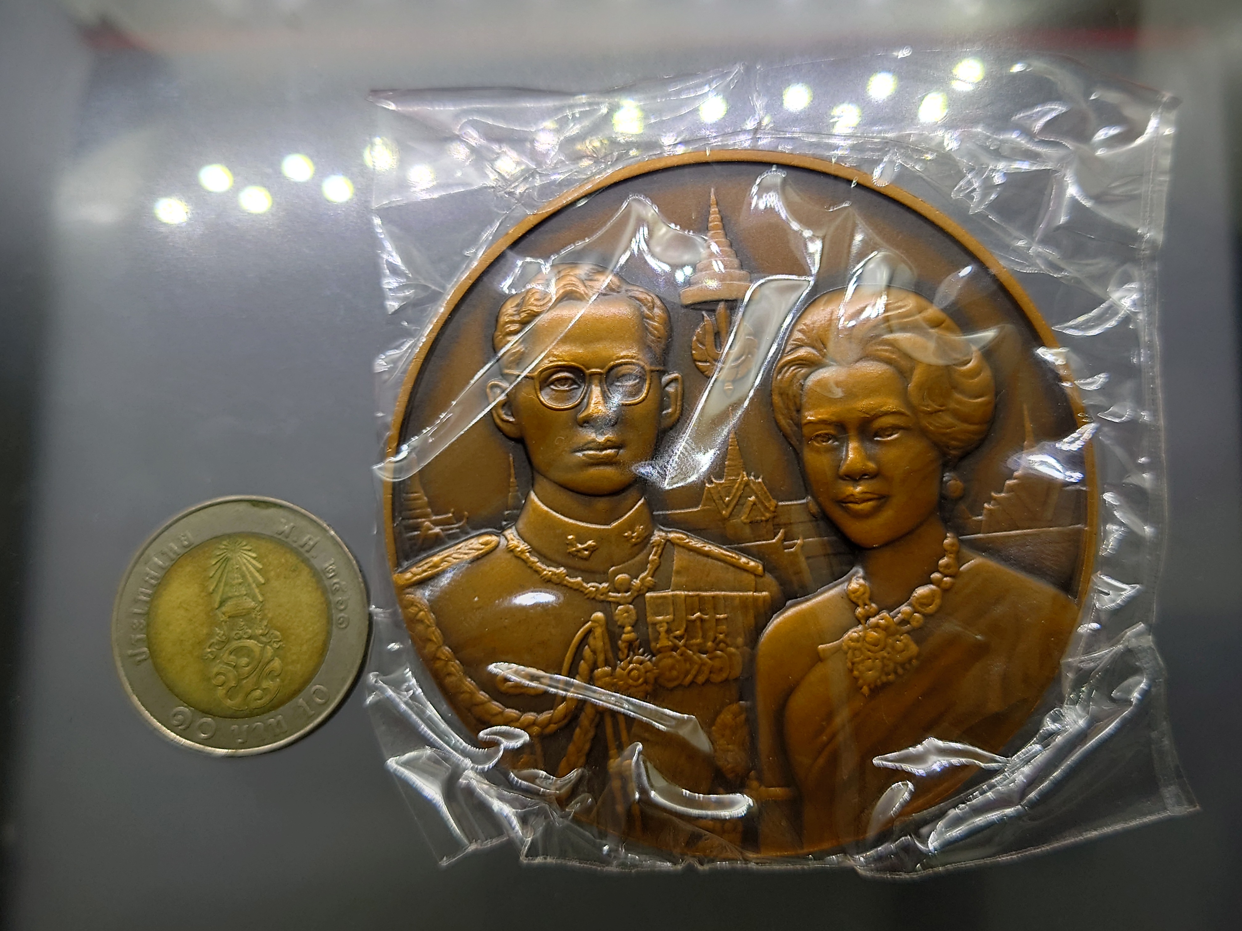 เหรียญที่ระลึกพระบรมราชาภิเษกสมรส ครบ 50 ปี เนื้อทองแดงรมดำ ขนาด 7 เซน ปี 2543 (อุปกรณ์ครบ)