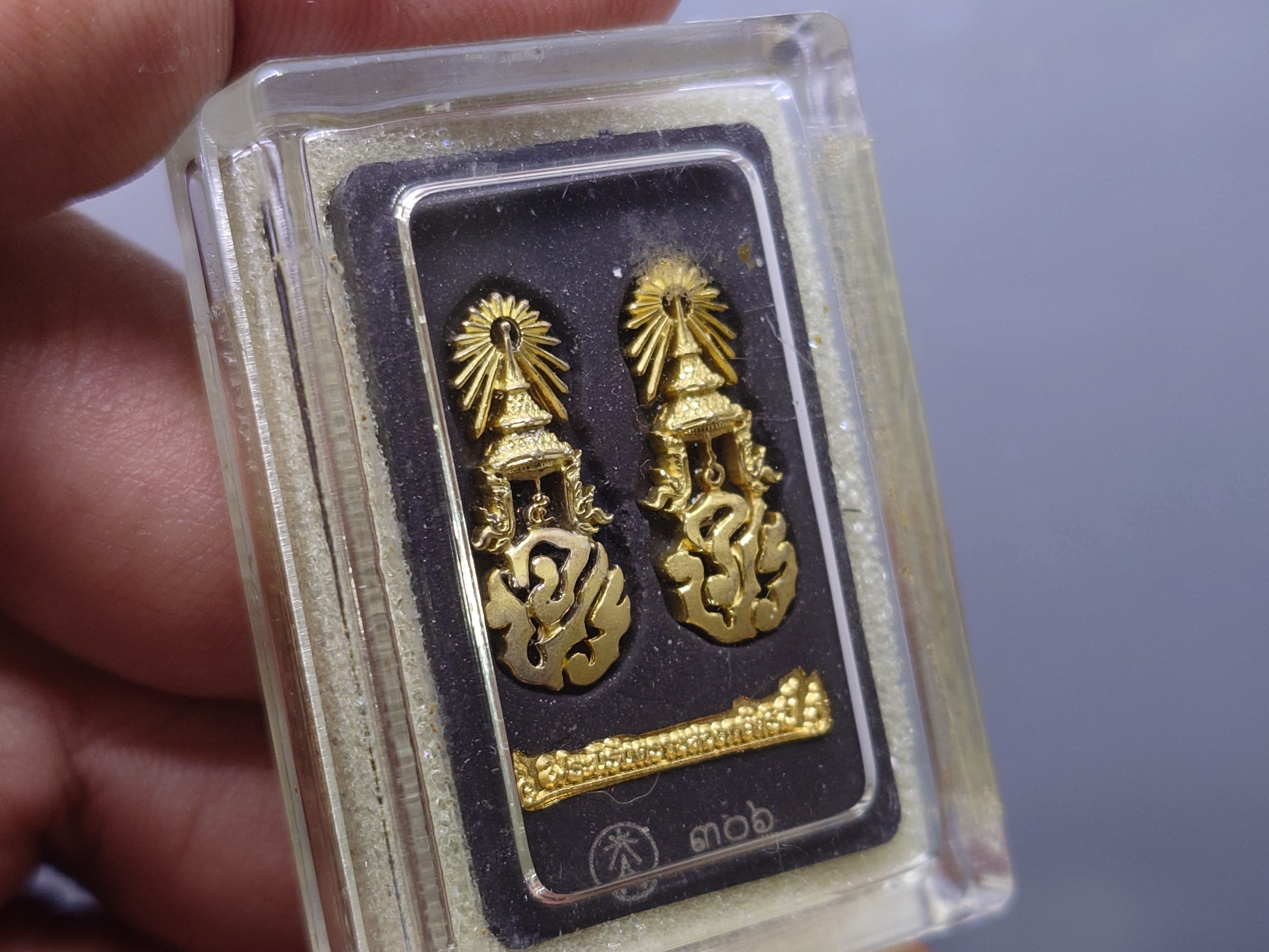 พระนิรันตรายสองกษัตริย์ มหาพุทธานุภาพแห่งแผ่นดิน เนื้อผง (สีดำ) หน้าปัดทอง หลังฝังโลหะเงินชุบทอง (พระปรมาภิไธยย่อสองกษัตริย์) ขนาดสูง 3.2 เซน ปี2552 พร้อมกล่องเดิม