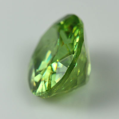 สฟีน (Sphene) 1.33 กะรัต สีเขียว รูปไข่ ไฟดี