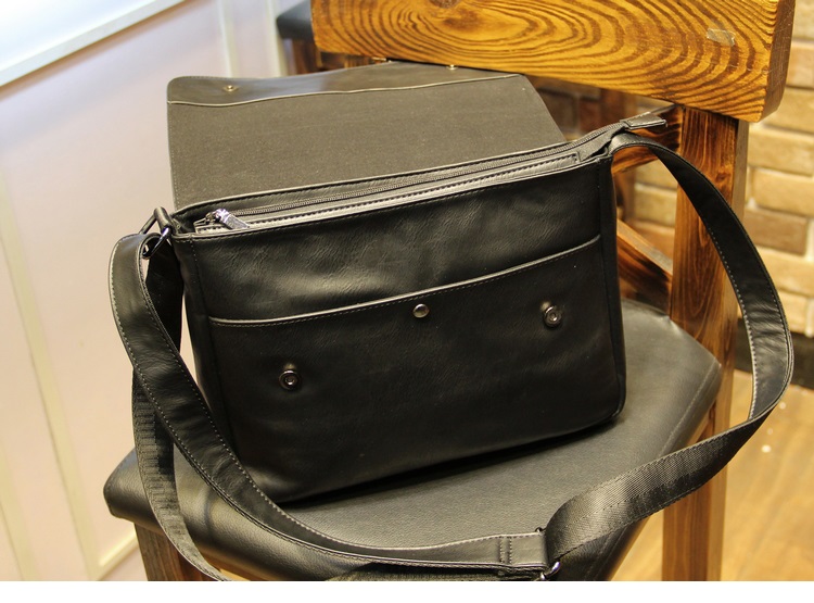 กระเป๋าสะพายข้างผู้ชาย รหัส A004