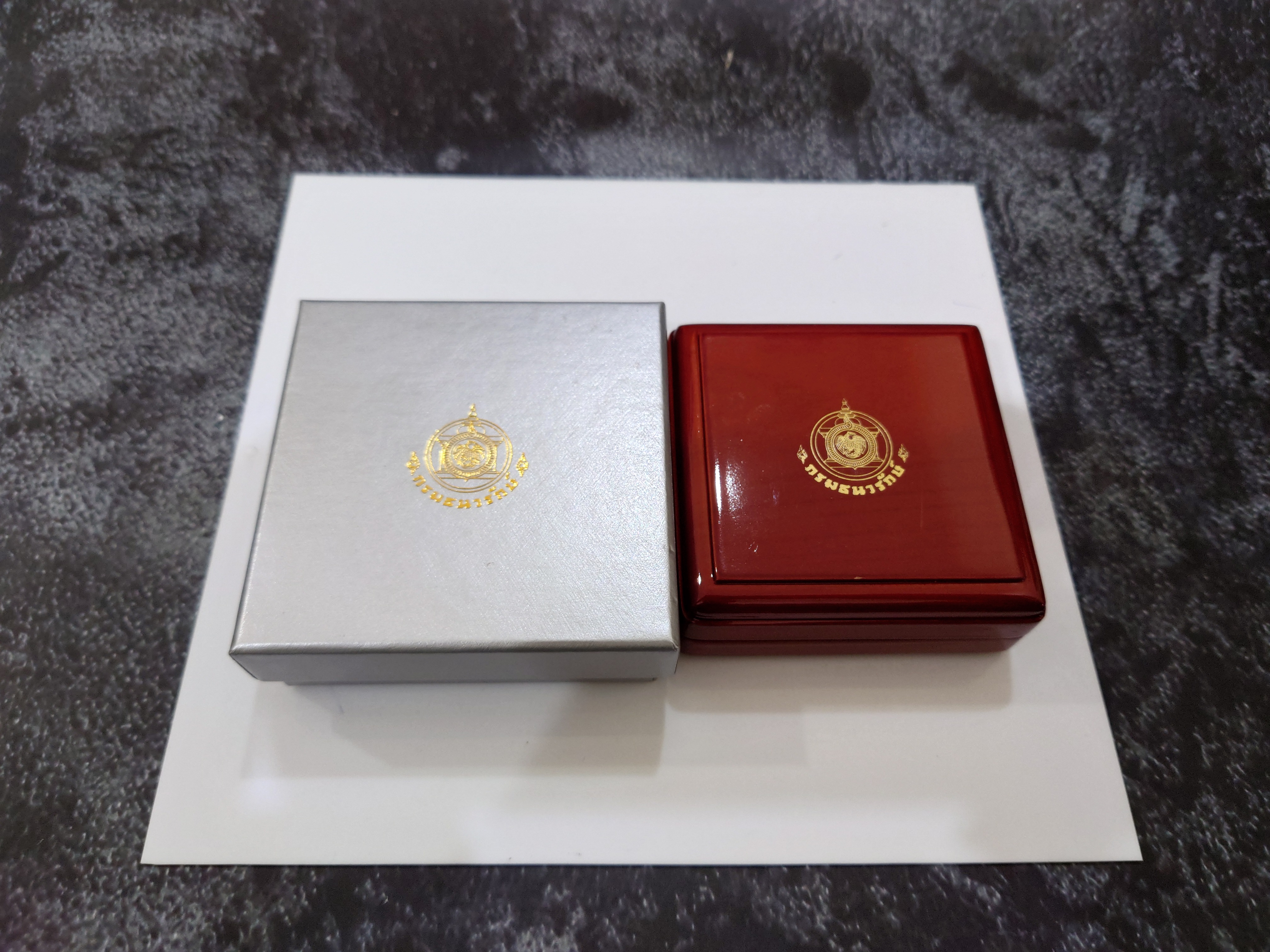 กล่องไม้ใส่เหรียญเงิน 4 เหลี่ยม (หรือใส่เหรียญขนาดตลับวงนอก 4.5 เซน) จากกรมธนารักษ์ ผ่านใช้ สภาพสวย 95 %