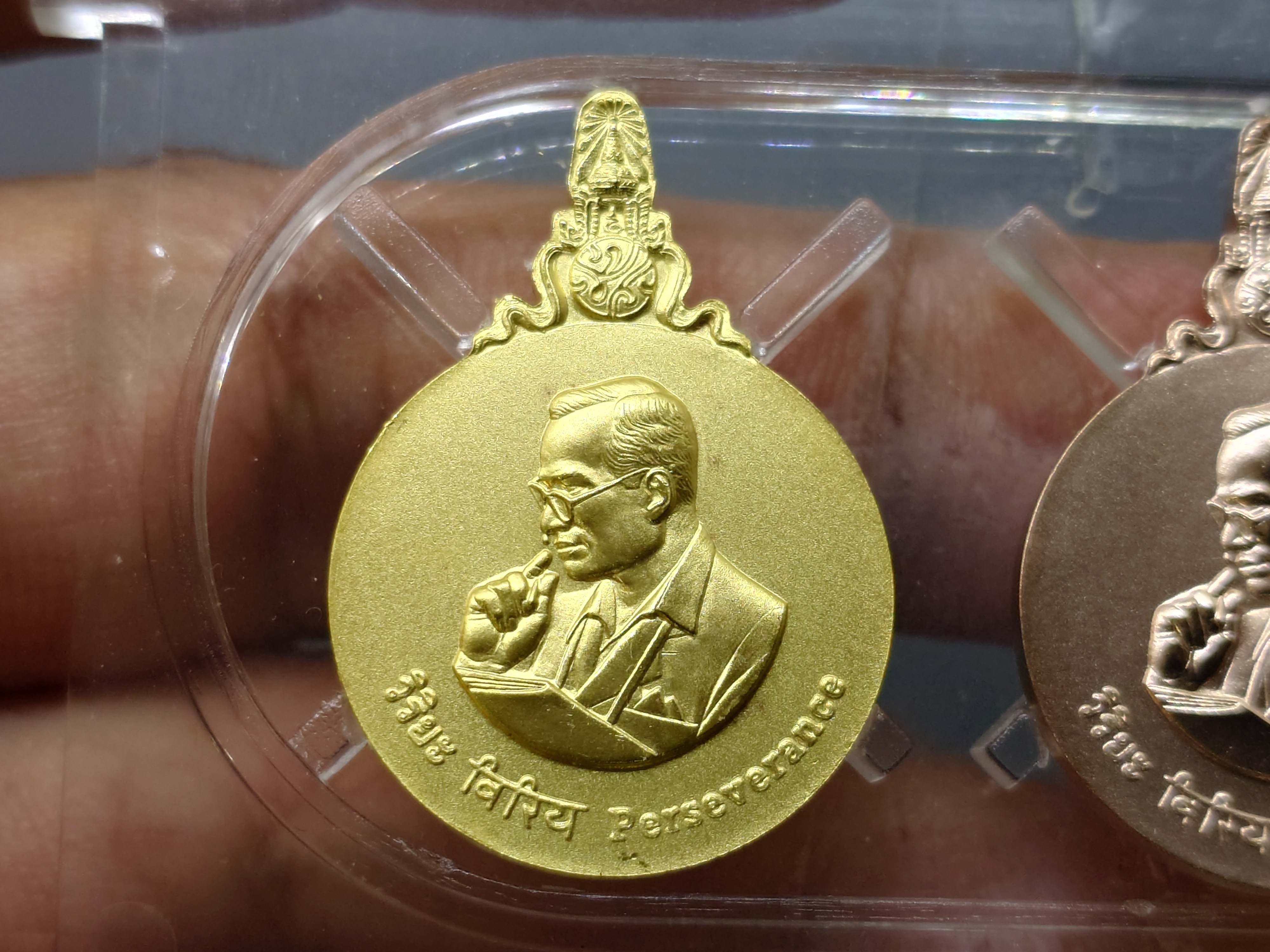 เหรียญพระมหาชนก ครบชุดทองคำ พิมพ์เล็ก (เนื้อทองคำ เนื้อนาค เนื้อเงิน) ปี2542 พร้อมหนังสือ