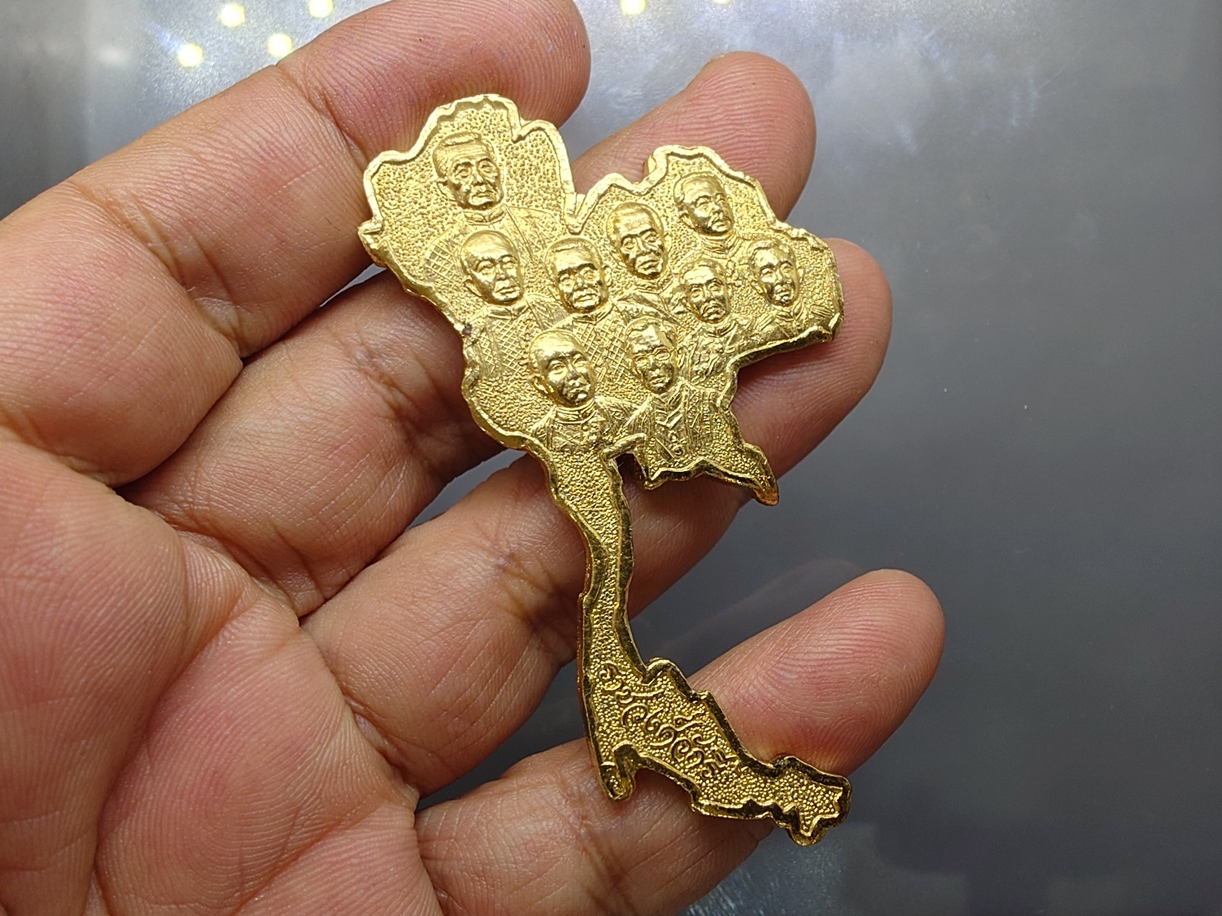 แผนที่ประเทศไทย พระรูป 9 รัชกาล ที่ระลึกสมโภชญ์กรุงรัตนโกสินทร์ 200 ปี เนื้อโลหะกาหลั่ยทอง พ.ศ.2525 พร้อมกล่องเดิม