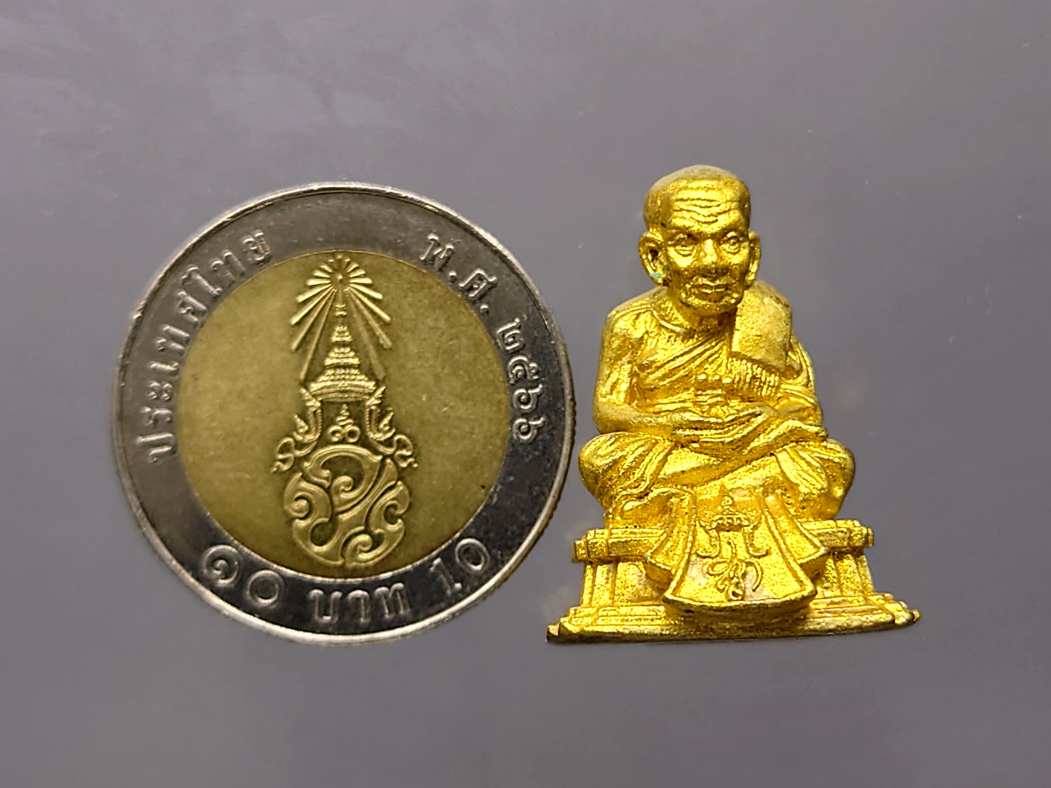 หลวงพ่อทวด พระนามาภิไธย ส.ก. ลอยองค์ เนื้อเหลือง ขนาดสูง 25 มิล วัดห้วยมงคล พ.ศ.2547 พร้อมตลับเดิม
