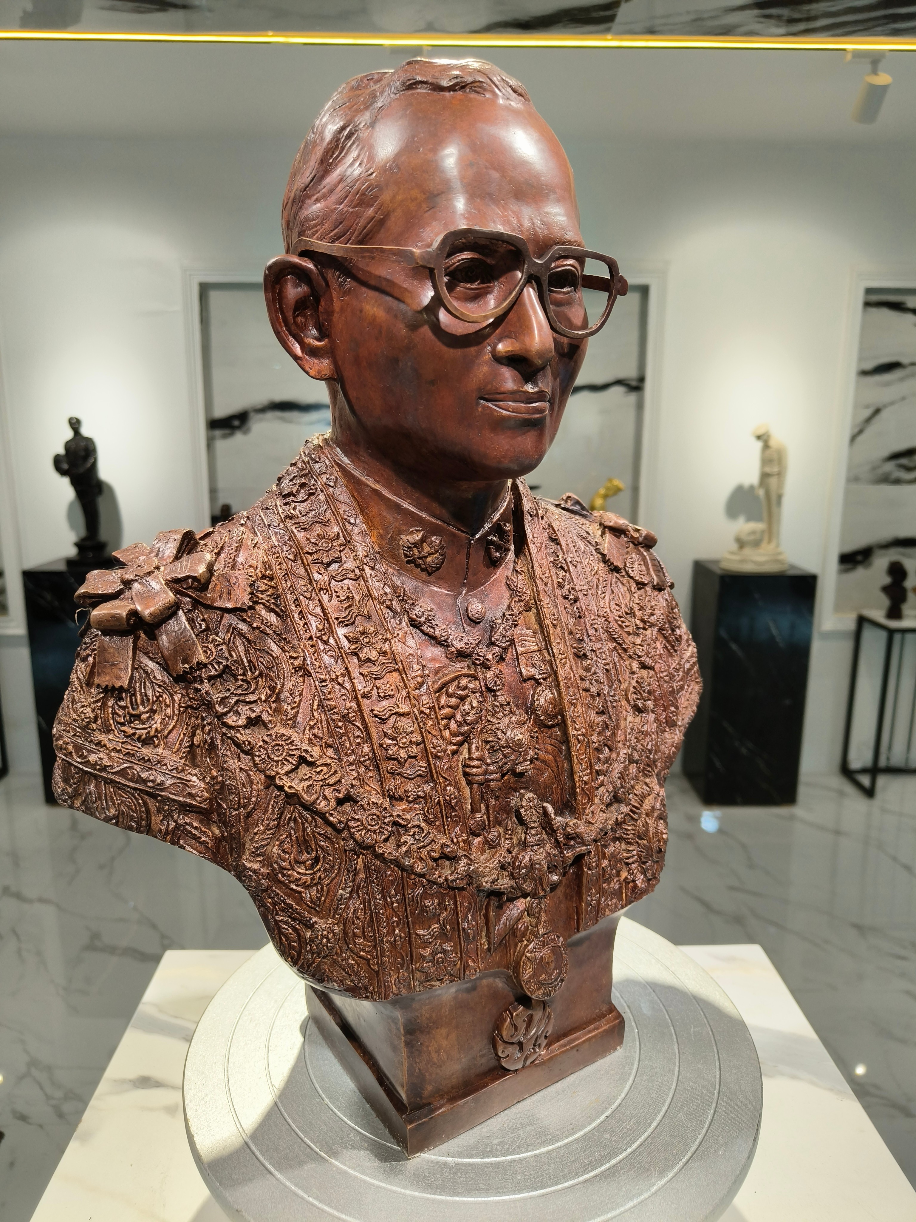 รูปหล่อ ในหลวง รัชกาลที่ 9 ร.9 ครึ่งพระองค์ ขนาดกลาง งานศิลปิน