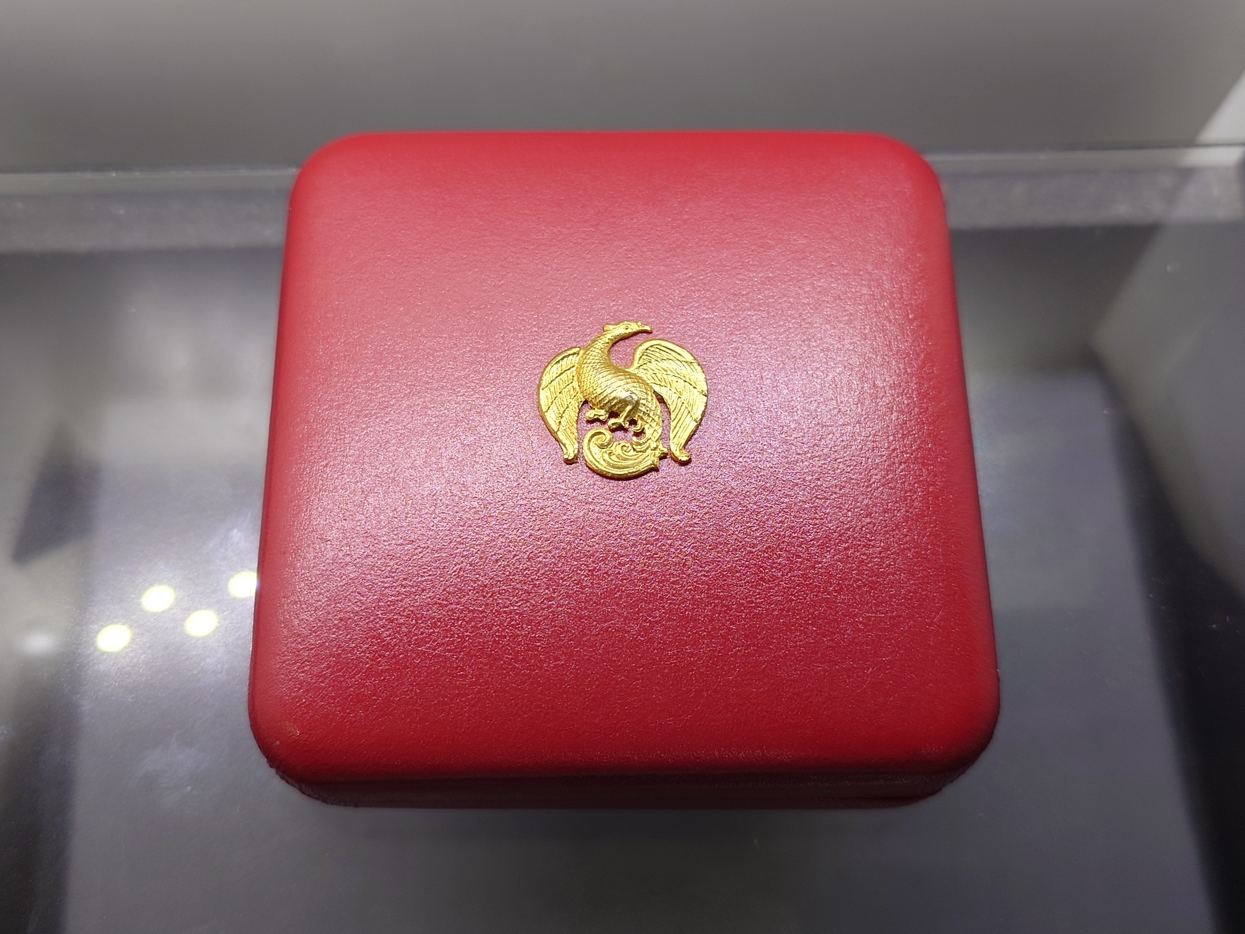 พระแก้วมรกต ทรงฤดูหนาว หลัง ภปร เนื้อเงินรมดำพ่นทรายพิเศษ ที่ระลึกเฉลิมพระเกียรติ 75 พรรษา ในหลวง รัชกาลที่9 ธนารักษ์จัดสร้าง พ.ศ.2545 พร้อมกล่องหนัง