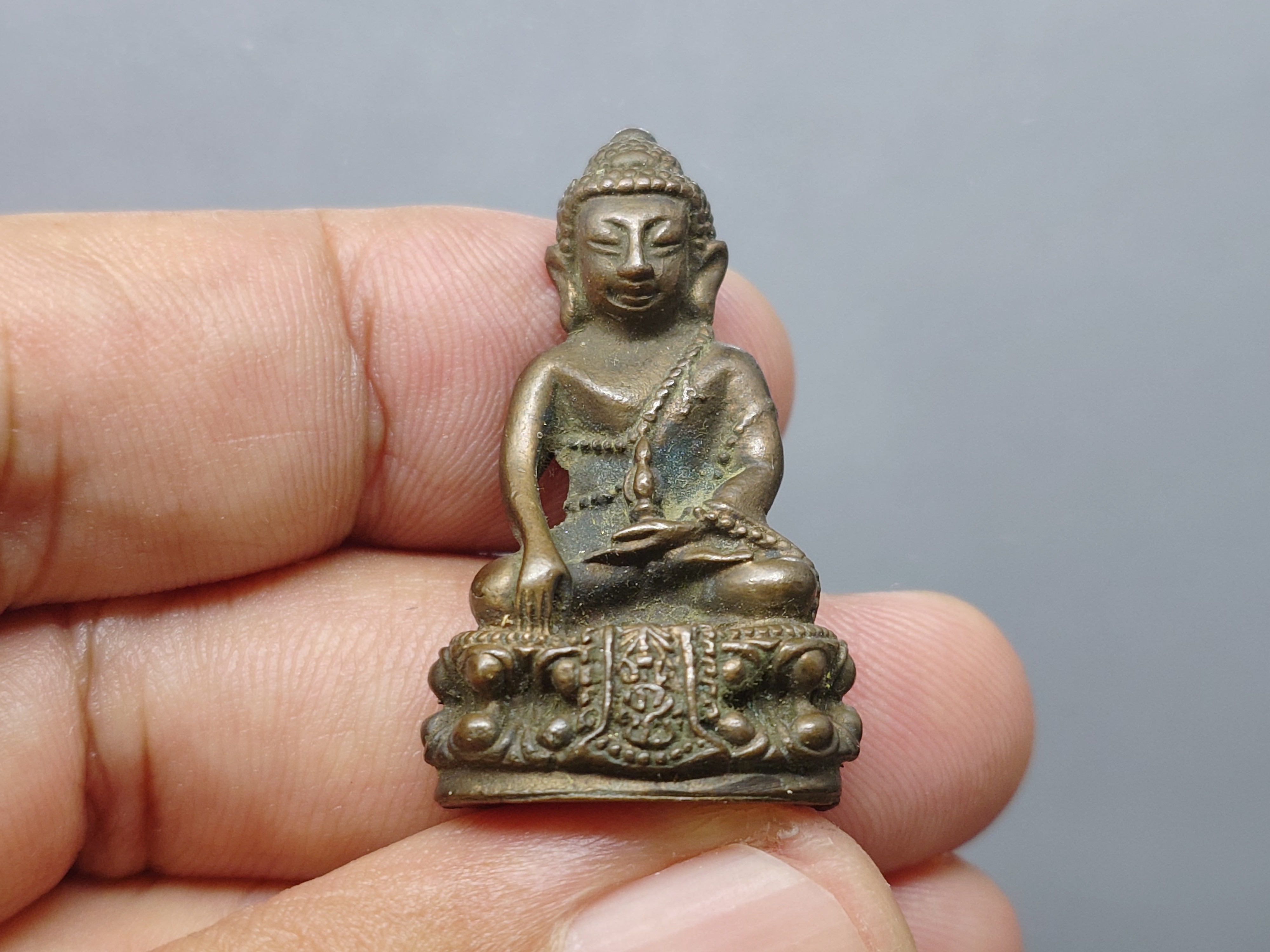 พระกริ่งคุ้มเกล้า (กริ่งศิรากาศ หน้าจีน ก้นถ้วย) เนื้อนวะโลหะ พ.ศ.2524 หายาก สภาพสวย พร้อมกล่องเดิม