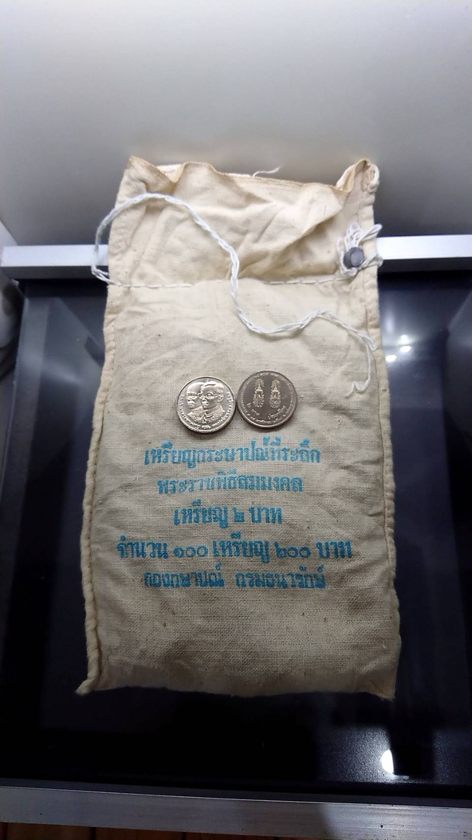 เหรียญยกถุง (100 เหรียญ) เหรียญ 2 บาท ที่ระลึกพระราชพิธีสมมงคล 64 พรรษาเท่า รัชกาลที่4 พ.ศ.2534 ไม่ผ่านใช้