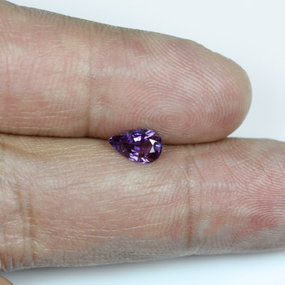 **ขายแล้ว**ไพลินเปลี่ยนสี (Color-change Sapphire) 0.87 กะรัต เปลี่ยนสีจากน้ำเงินเป็นม่วง หายาก