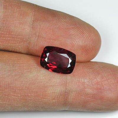 **ขายแล้ว**โกเมน โรโดไลท์ (Rhodolite Garnet) 3.38 กะรัต สีแดง รูปร่างดี