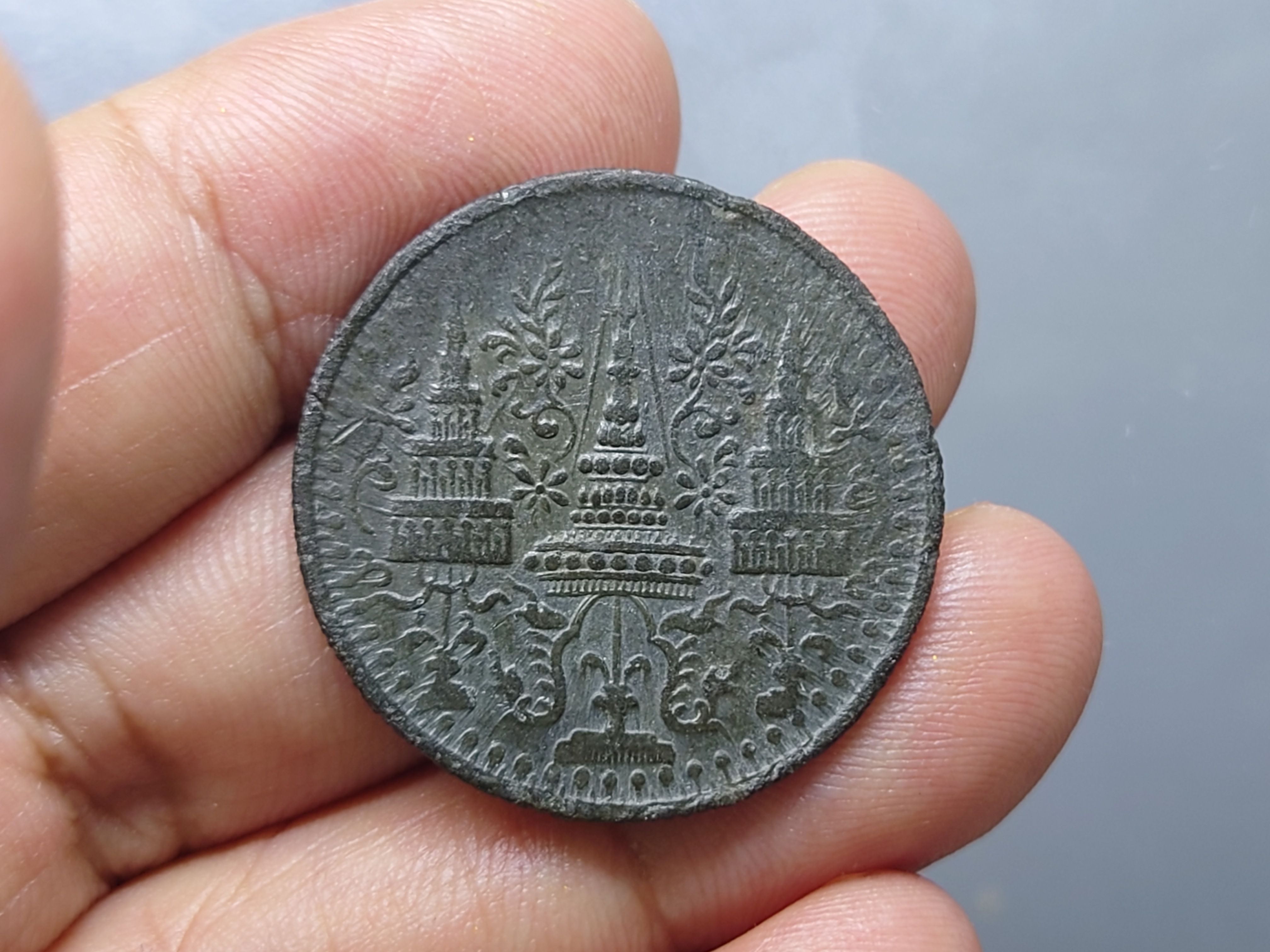 เหรียญอัฐ ดีบุก พระมงกุฎ-พระแสงจักร รัชกาลที่4 ปี 2405 ผ่านใช้