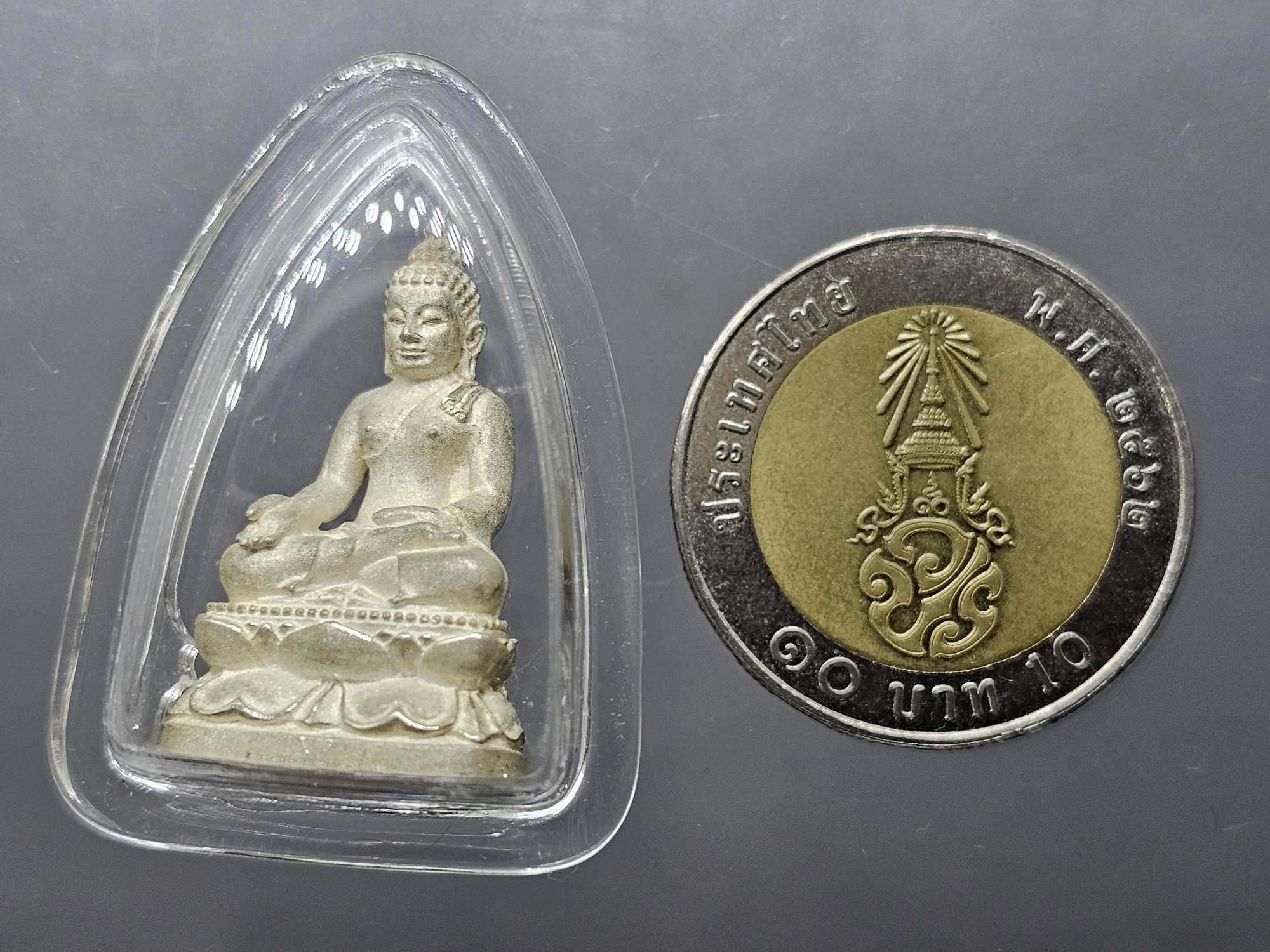 พระไพรีพินาศ เนื้อเงิน พ่นทราย พิมพ์ใหญ่ 200 ปี พระจอมเกล้าฯ โครงการบูรณะฯ โบราณสถานวัดมกุฎกษัตริยาราม 2547 พร้อมกล่อง เลี่ยมกรอบเก็บผิว สวยๆ