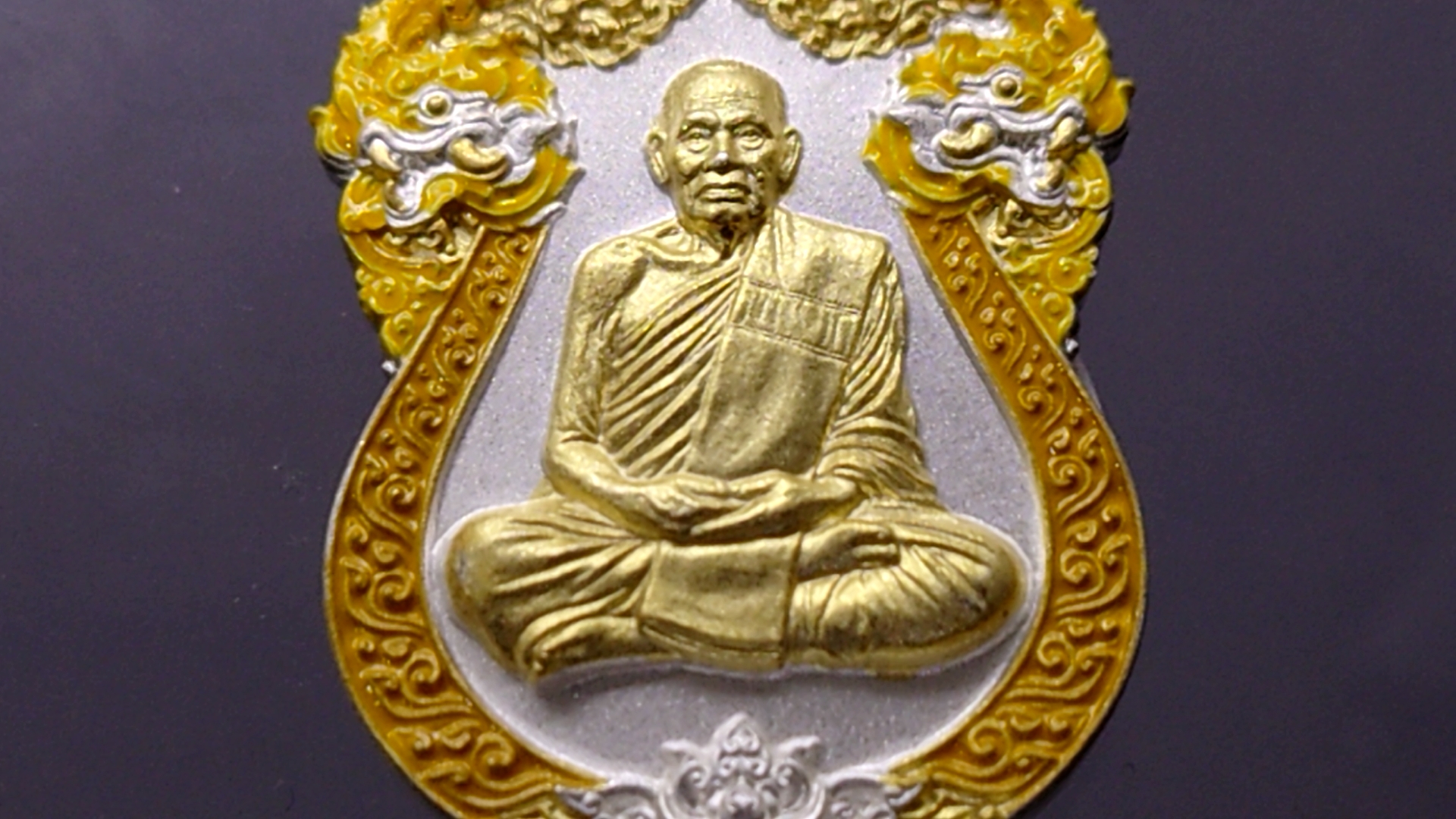 เหรียญหลวงพ่อพัฒน์ รุ่นเศรษฐีปากน้ำโพ(แอ๊ด คาราบาวสร้าง) เนื้อสัมฤทธิ์ ชุบ 2 เค ลงยาขอบเหลือง โคท 391