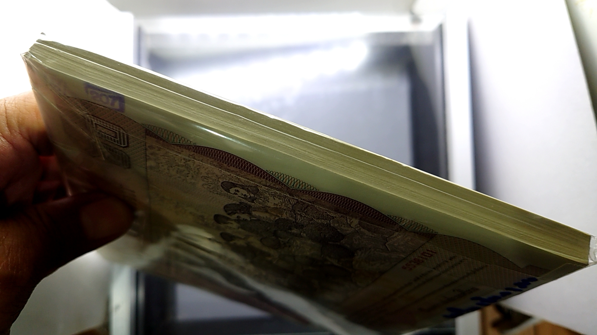 บัตรธนาคาร 60 บาท (ยกแหนบ 100 ใบ เรียงเลข) ที่ระลึกพระบาทสมเด็จพระเจ้าอยู่หัว รัชกาลที่ 9 เฉลิมพระชนมพรรษาครบ 5 รอบ ปี2530 ไม่ผ่านใช้