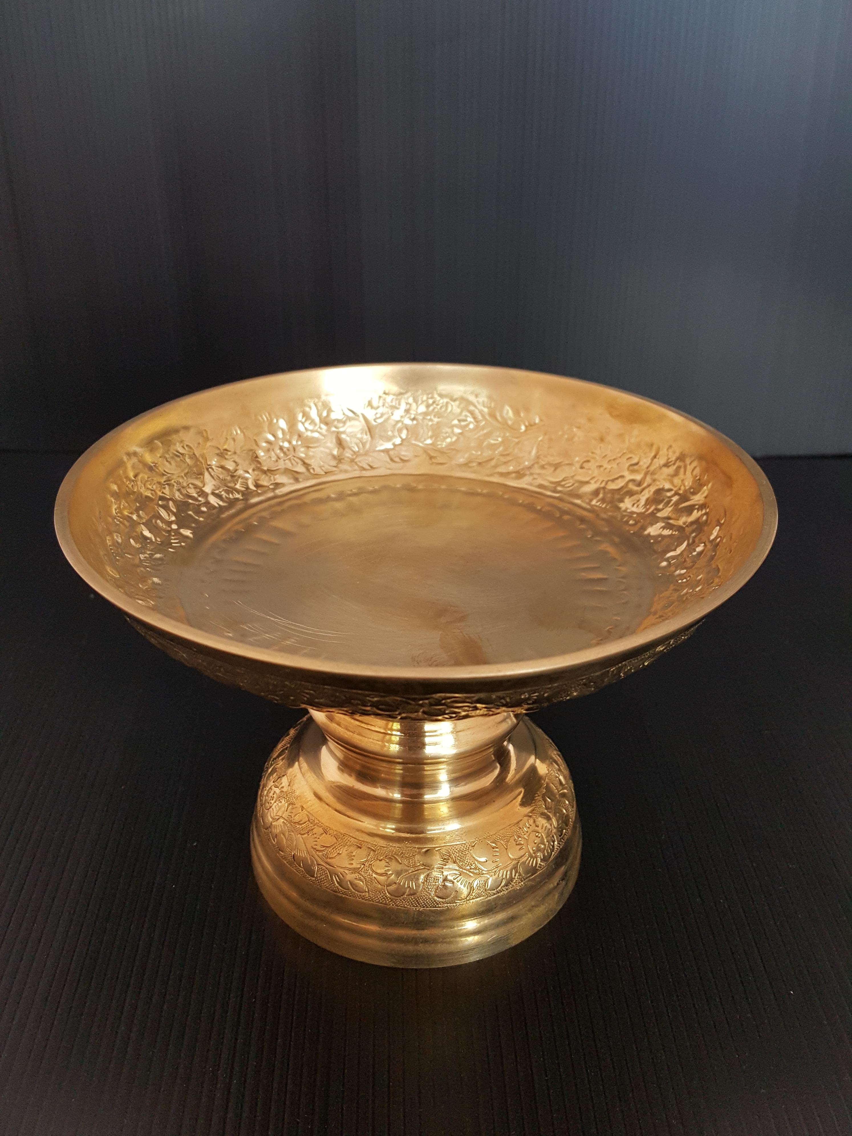 ขันพานรองตักบาตรทองเหลืองแกะลายพร้อมทัพพี สมัยอยุธยา ขนาด 5,6,7,8,9,10,12 นิ้ว เครื่องทองเหลือง