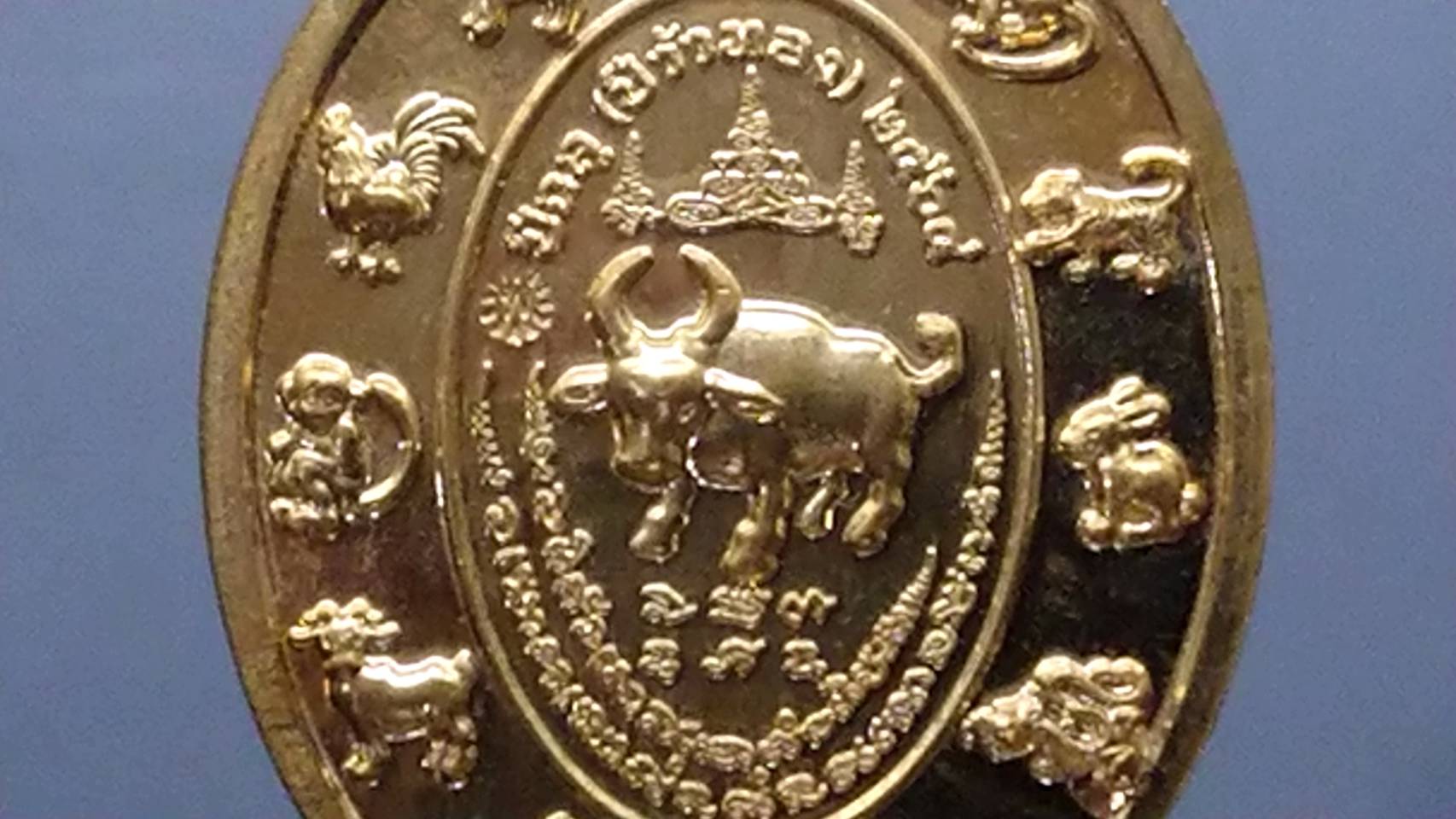 เหรียญรุ่นเจริญทรัพย์พูลทวี เนื้อสัตตะ ลงยาฟ้า ขอบน้ำเงิน ลงยาจีวร หลวงพ่อพัฒน์ วัดห้วยด้วน โคท 22 (SKU-03568)