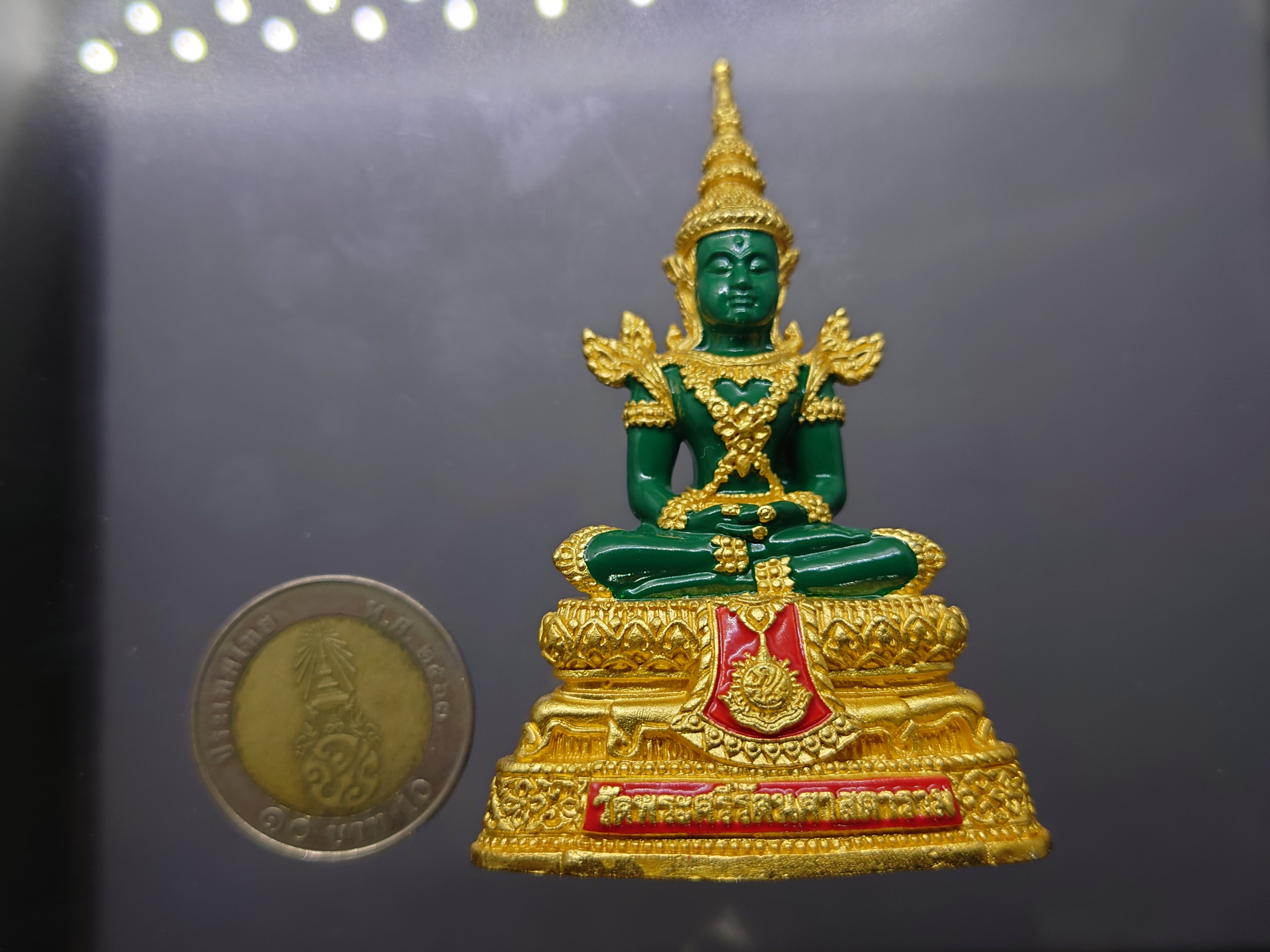 พระแก้วมรกต ทรงฤดูร้อน (ขนาดสูง 7.7 เซน) เนื้อโลหะเคลือบสีเขียว เครื่องทรงชุบทอง สำนักพระราชวัง สร้าง พุทธาภิเษก ณ วัดพระศรีรัตนศาสดาราม พ.ศ.2547 ซีลเดิม รับประกันแท้