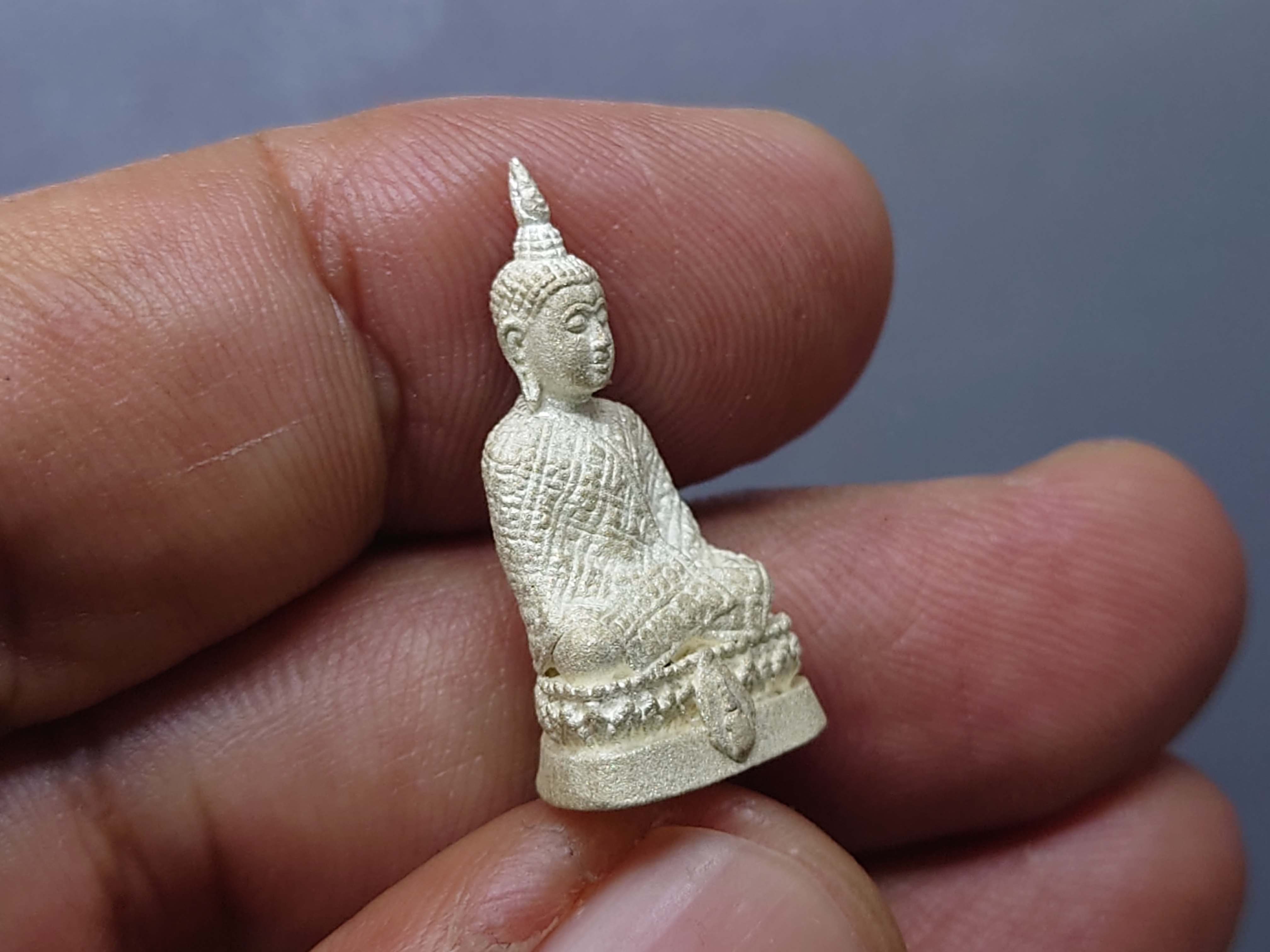 พระแก้วมรกต สธ.ทรงฤดูหนาว ลอยองค์ เนื้อเงินพ่นทราย สมเด็จพระเทพฯจัดสร้าง วัดบวรนิเวศวิหาร ปี 2538 พร้อมกล่องเดิม รับประกันแท้