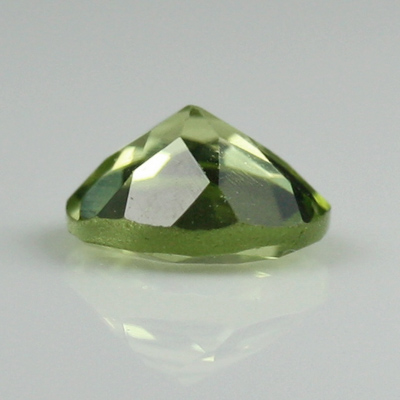 เพอริโด (Peridot) 0.44 กะรัต สีเขียวอมเหลือง รูปร่างกลม