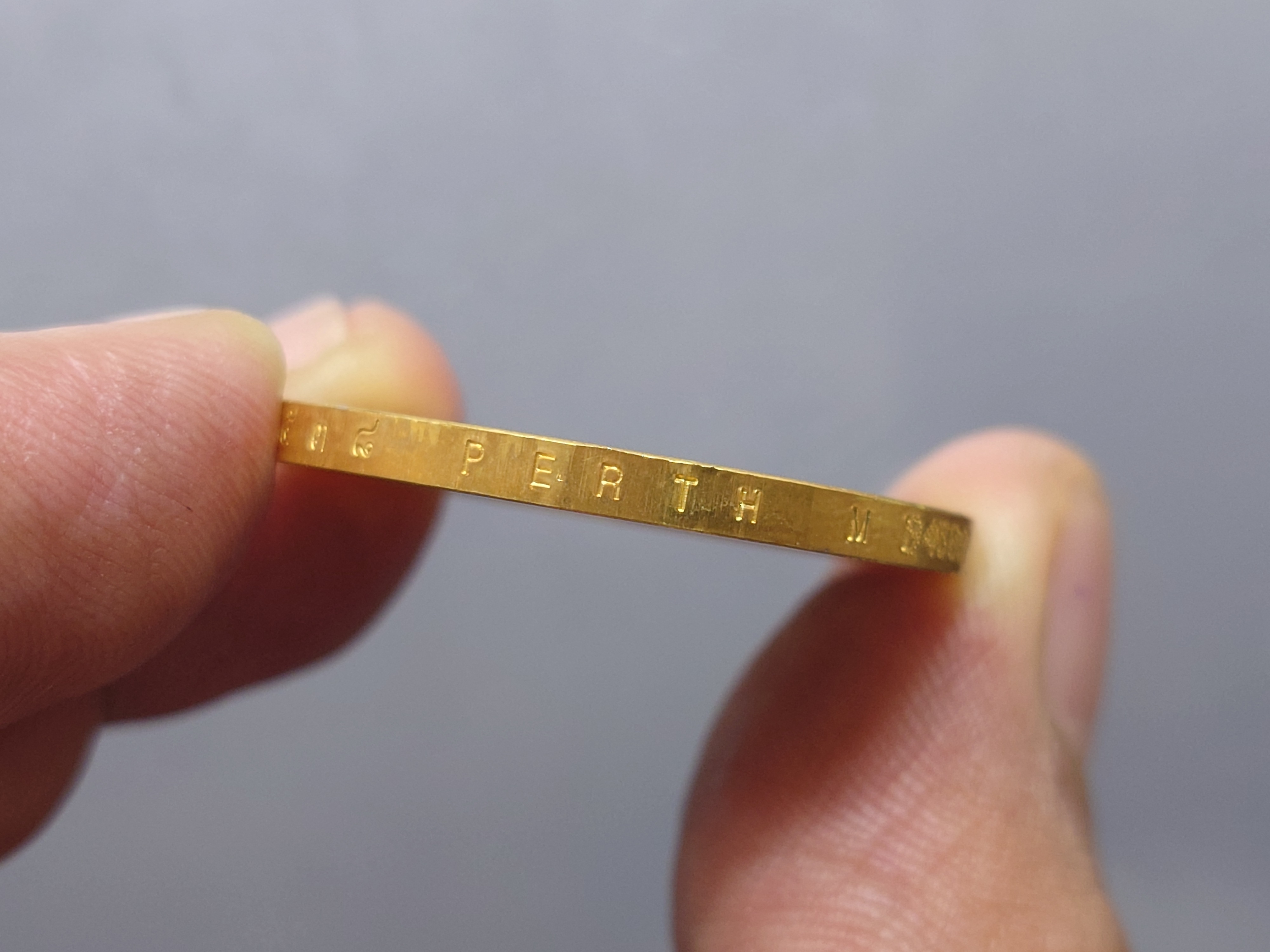 พระแก้วมรกตเครื่องทรง 3 ฤดู พระจอมเกล้าพระนครเหนือ เนื้อสามกษัตริย์ ขนาด 3.2 ซ.ม. 2538 ตลับเดิม หายาก