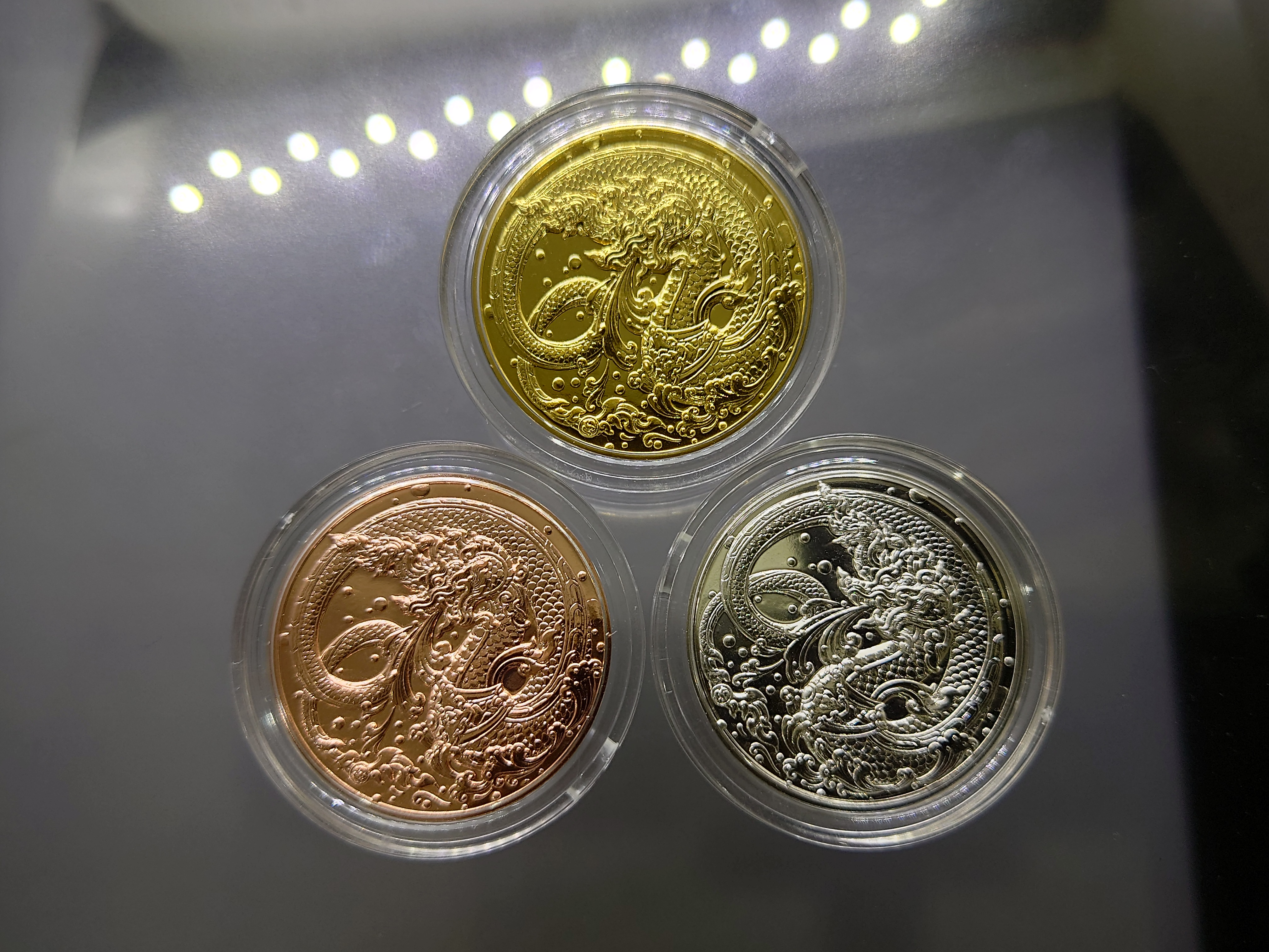 เหรียญนักษัตร ปีมะโรง พ.ศ.2567 (ชุด 3 เหรียญ เนื้อชุบกาหลั่ยทอง กาหลั่ยเงิน กาหลั่ยนาก)กรมธนารักษ์สร้าง ไม่ผ่านใช้