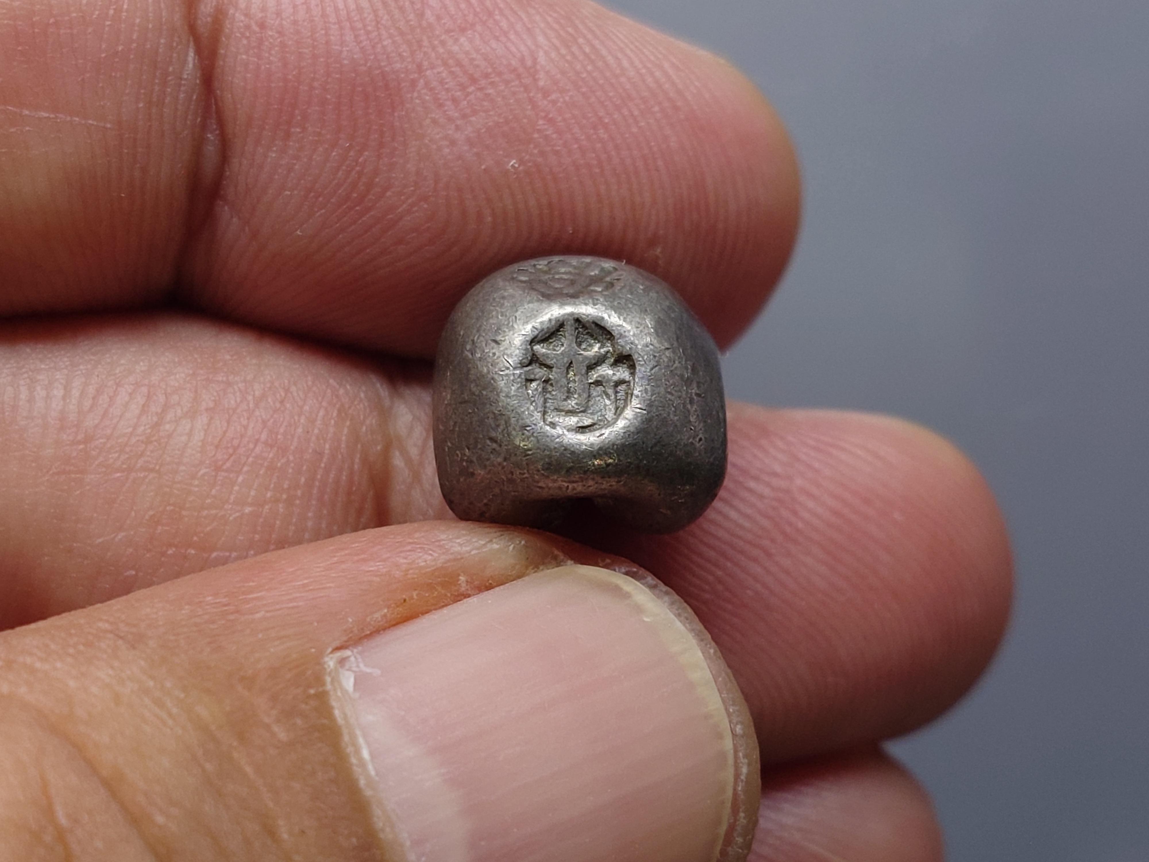 พดด้วง ขนาด 2 สลึง ตราพระแสงจักร - ปราสาท สมัยรัชกาลที่3 ปี2367 ขนาดหายาก สภาพสวย