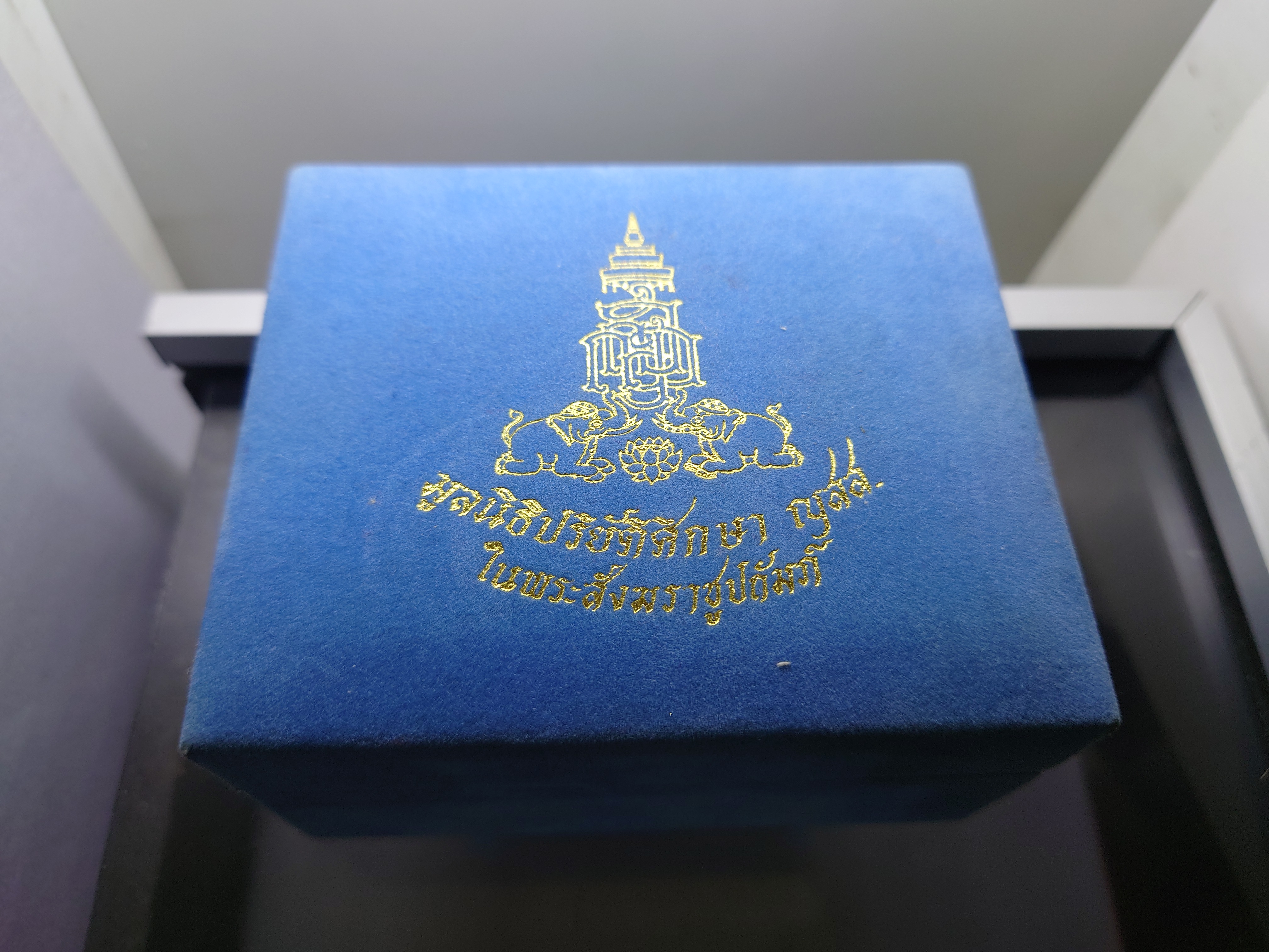 พระแก้วมรกต ญสส สมเด็จพระญาณสังวร เนื้อเงิน พิมพ์ใหญ่ รุ่นมรดกไทย มรดกโลก จัดสร้างโดยมูลนิธิปริยัติศึกษา พ.ศ.2536 พร้อมกล่องเดิม