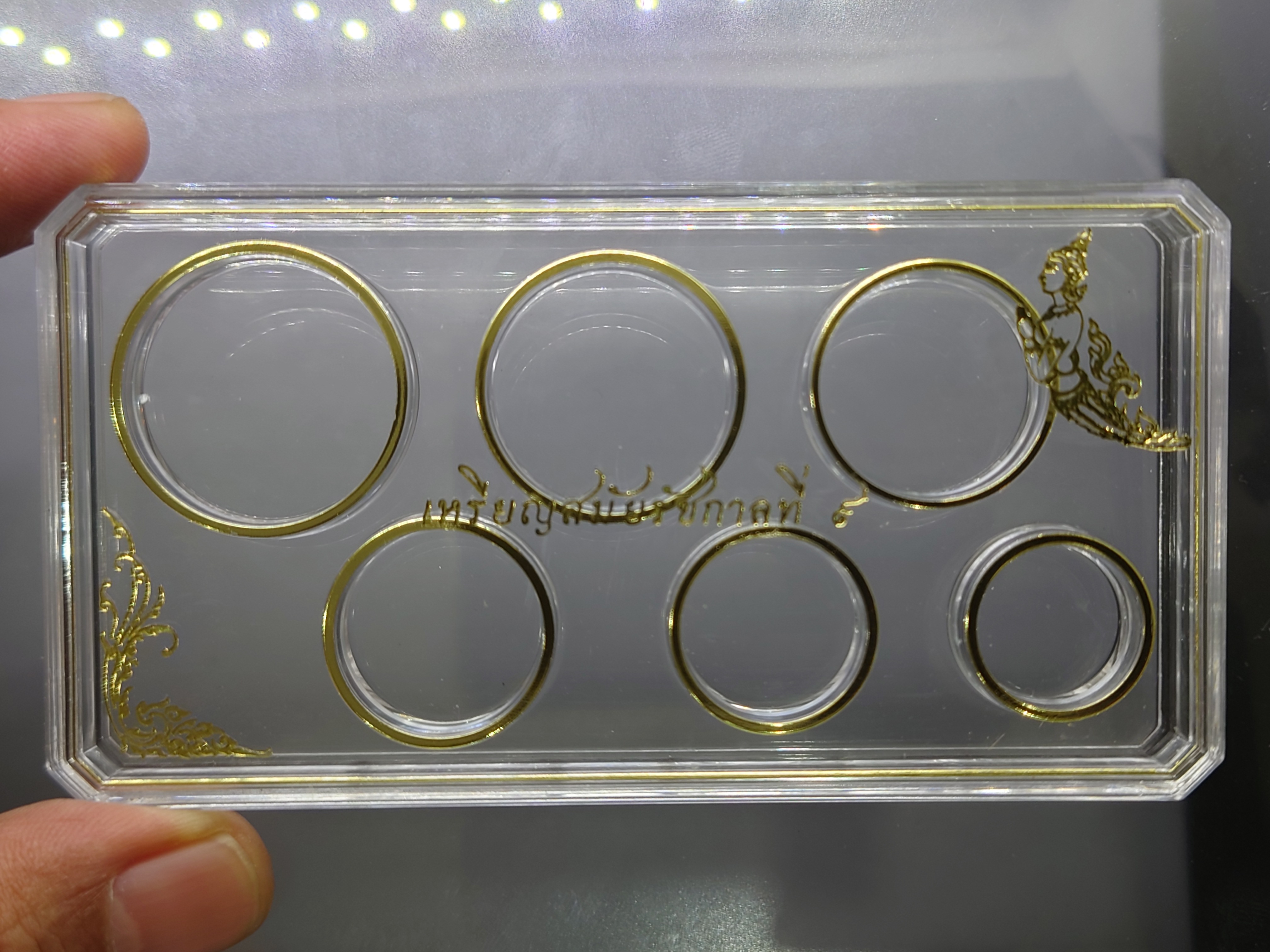 ตลับ อครีลิค ทรงสี่เหลี่ยม ใส่เหรียญหมุนเวียน รัชกาลที่9 (6ช่อง)