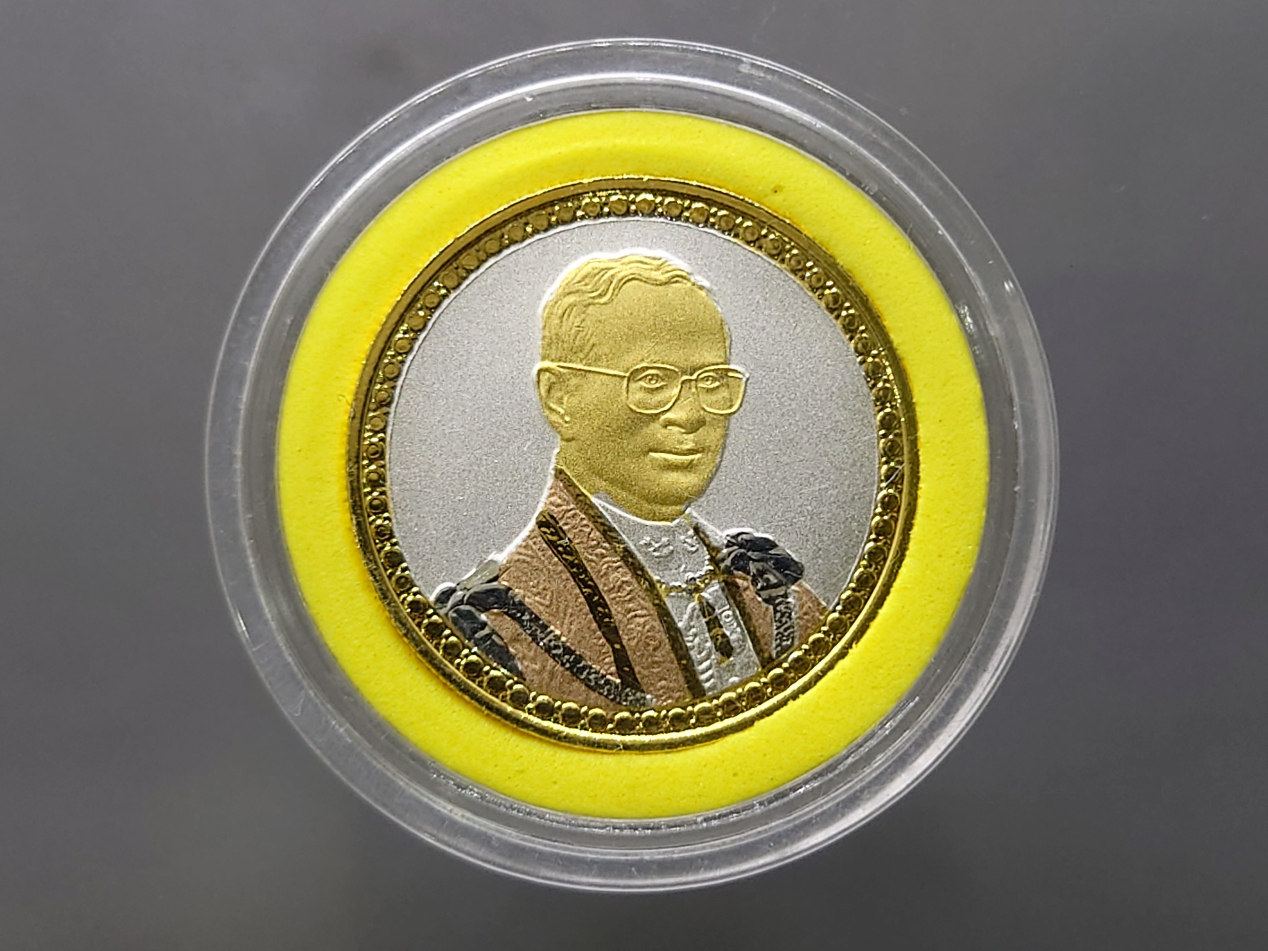 เหรียญกษาปณ์ 20 บาท เนื้อนิเกิล ชุบสามกษัตริย์ ขัดเงาพ่นทราย ที่ระลึกพระราชพิธีครองราชครบ 60 ปี รัชกาลที่9 ขนาด 3.2 เซน ปี2549