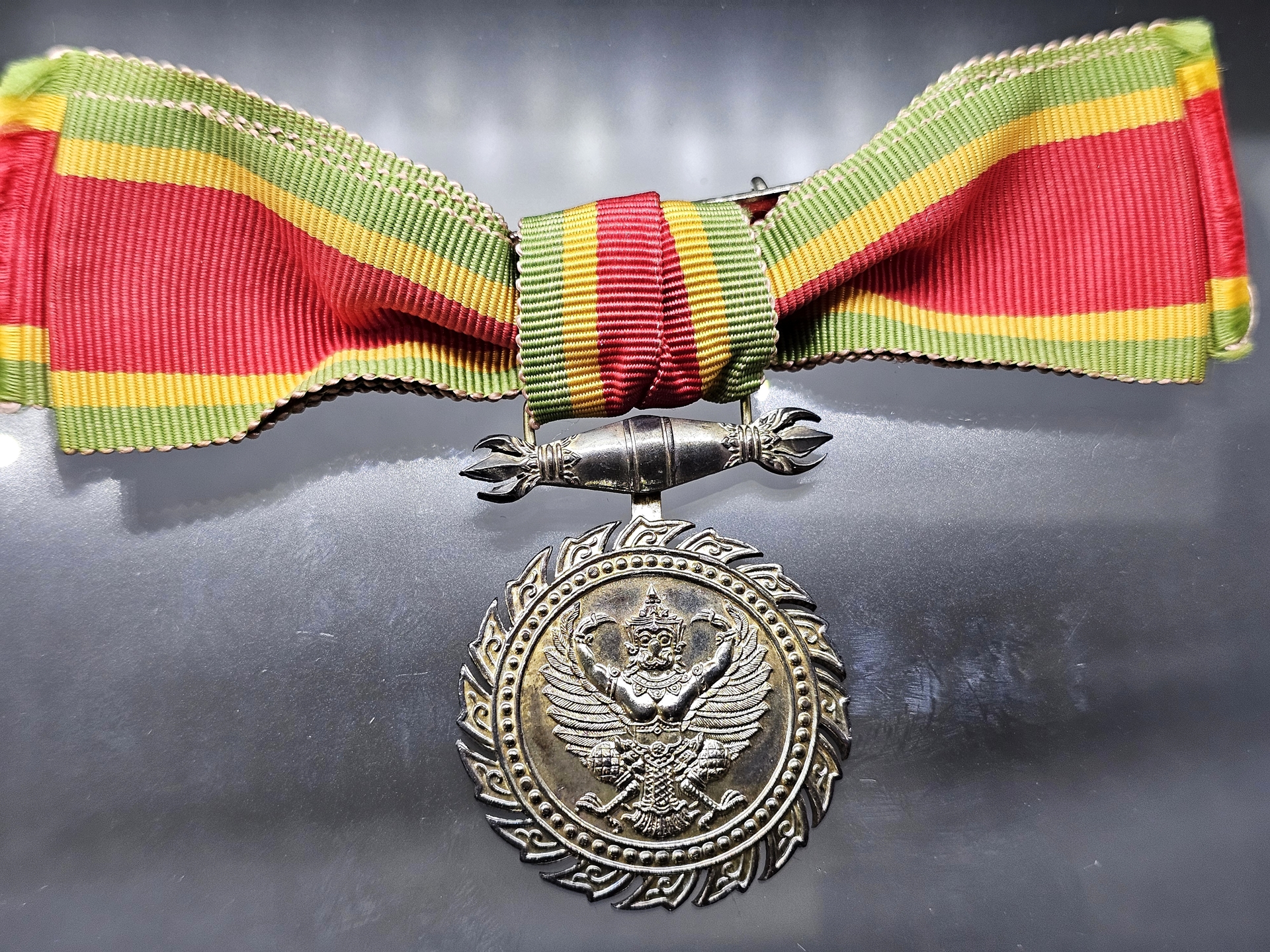 เหรียญแพรแถบจักรพรรดิมาลา เหรียญเนื้อเงิน หน้าครุฑ หลังช้าง บำเหน็จแห่งความมั่นคงและยั่งยืนในราชการ (แบบหญิง)