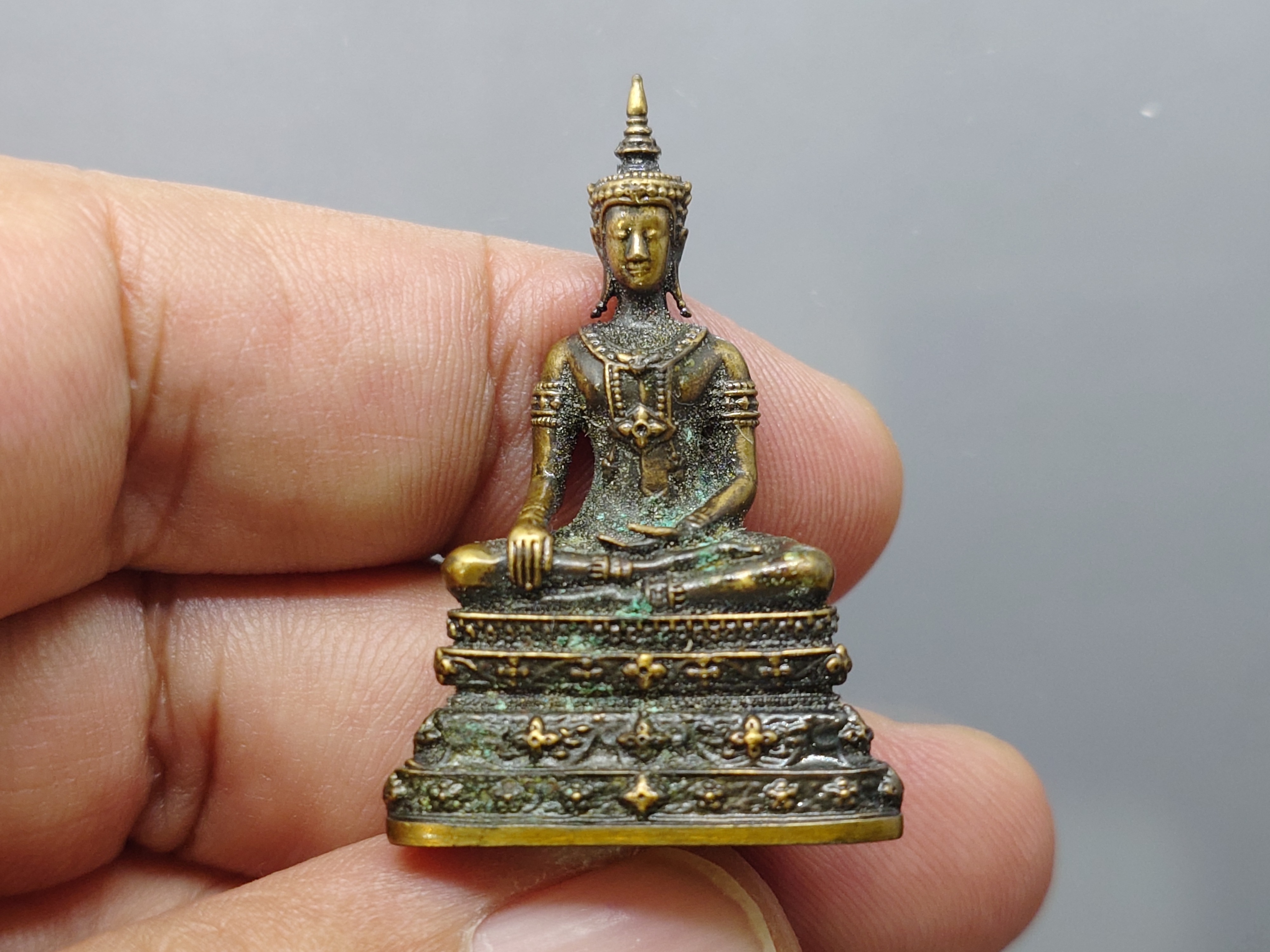 พระกริ่งพุทธมหาบารมีนุภาพพิสุทธิ์ อนุตตรสังคามวิชัย เนื้อทองแดงซาติน ผลงานศิลปินแห่งชาติ อ.จักรพันธุ์ โปรษยกฤต ปี2553 พร้อมกล่องเดิม หายาก