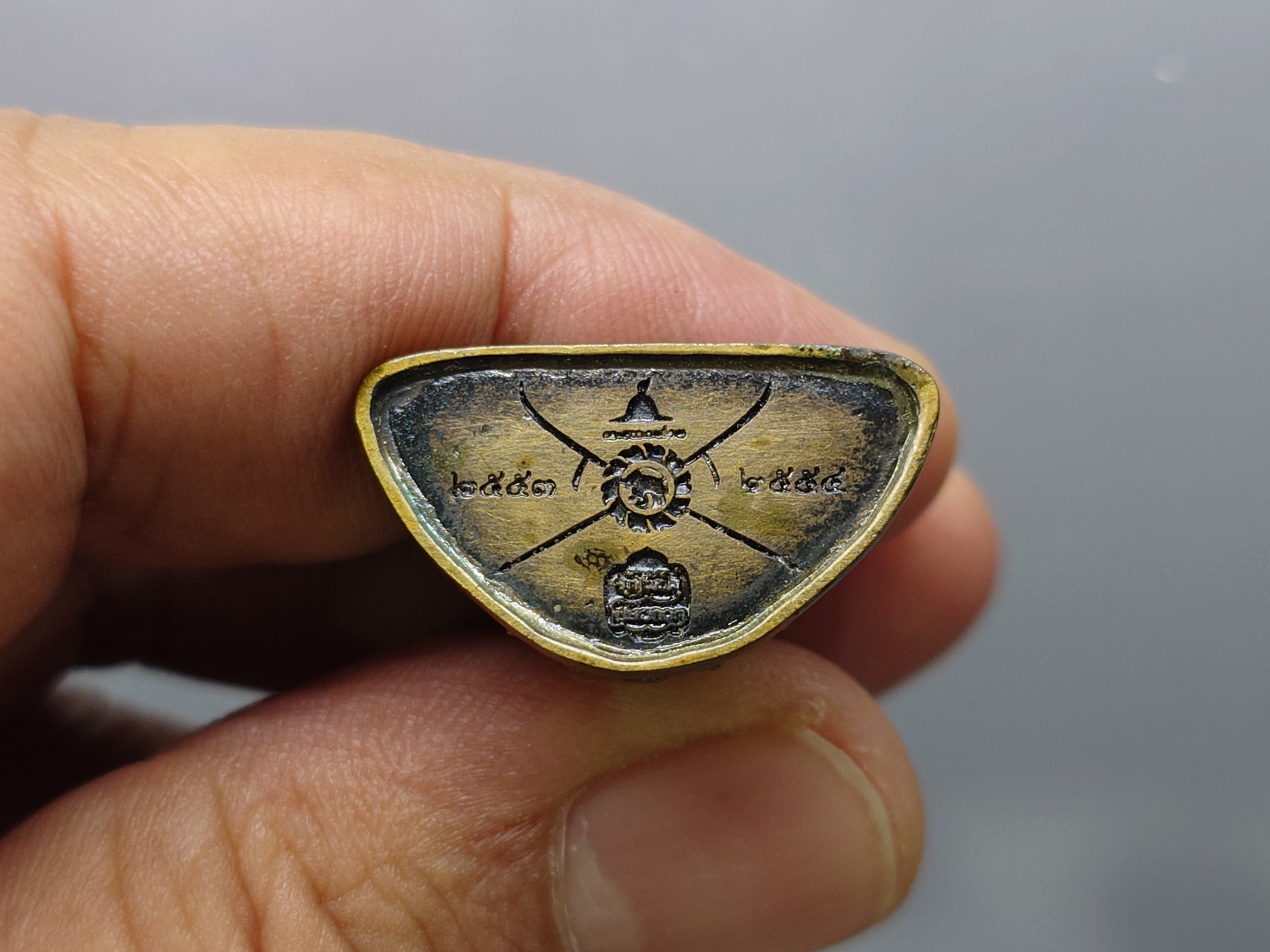 พระกริ่งพุทธมหาบารมีนุภาพพิสุทธิ์ อนุตตรสังคามวิชัย เนื้อทองแดงซาติน ผลงานศิลปินแห่งชาติ อ.จักรพันธุ์ โปรษยกฤต ปี2553 พร้อมกล่องเดิม หายาก