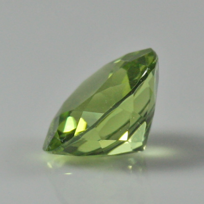 **ขายแล้ว**เพอริโด (Peridot) 0.57 กะรัต สีเขียวอมเหลือง รูปร่างกลม