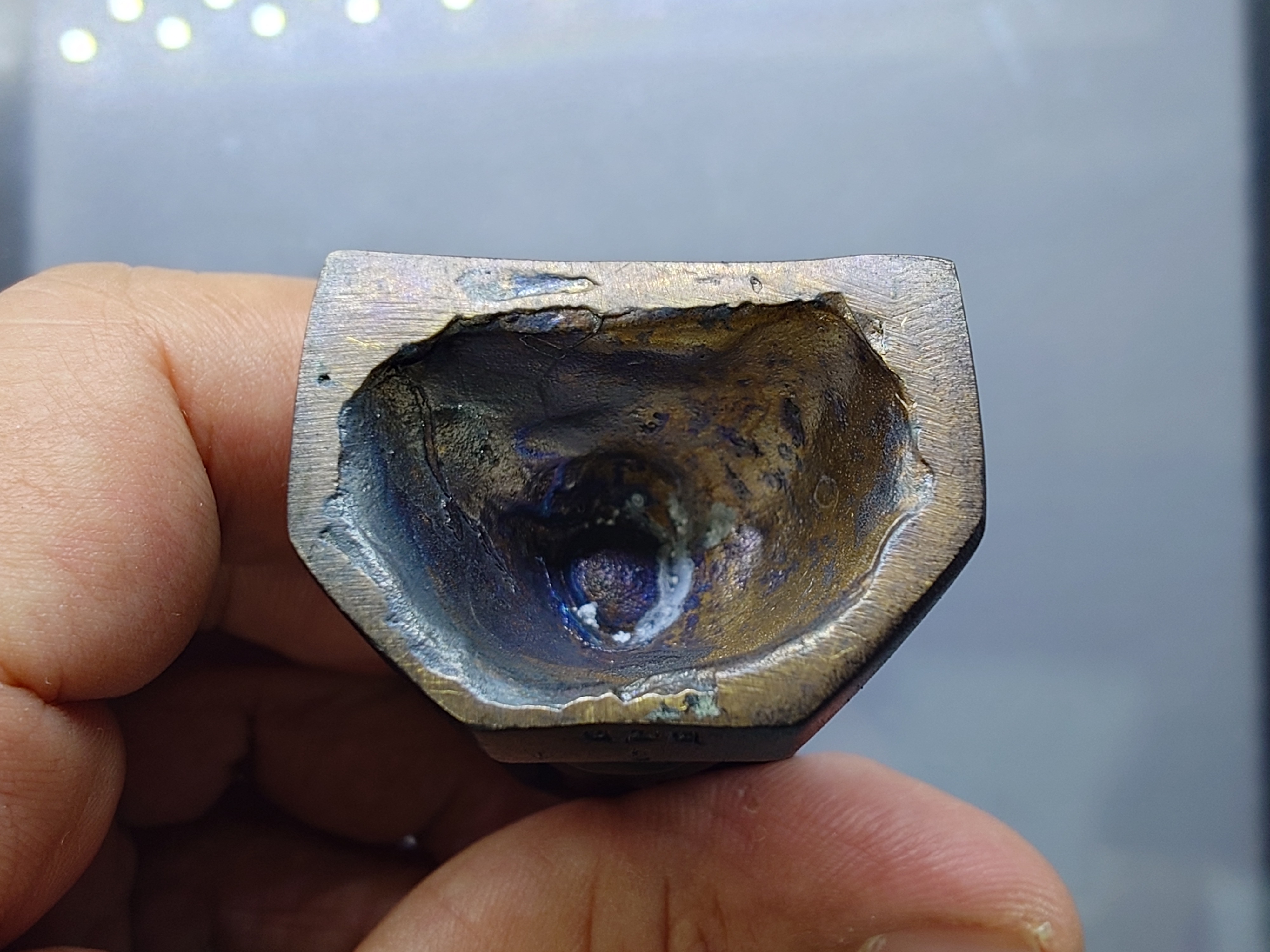 พระไพรีพินาศ ขนาดบูชา หน้าตัก 1.5 นิ้ว สูง 7 ซ.ม.เนื้อสัมฤทธิ์ รมดำ ที่ระลึก 72 พรรษา รัชกาลที่9 วัดบวรนิเวศวิหาร ปี2542 พร้อมกล่องเดิม