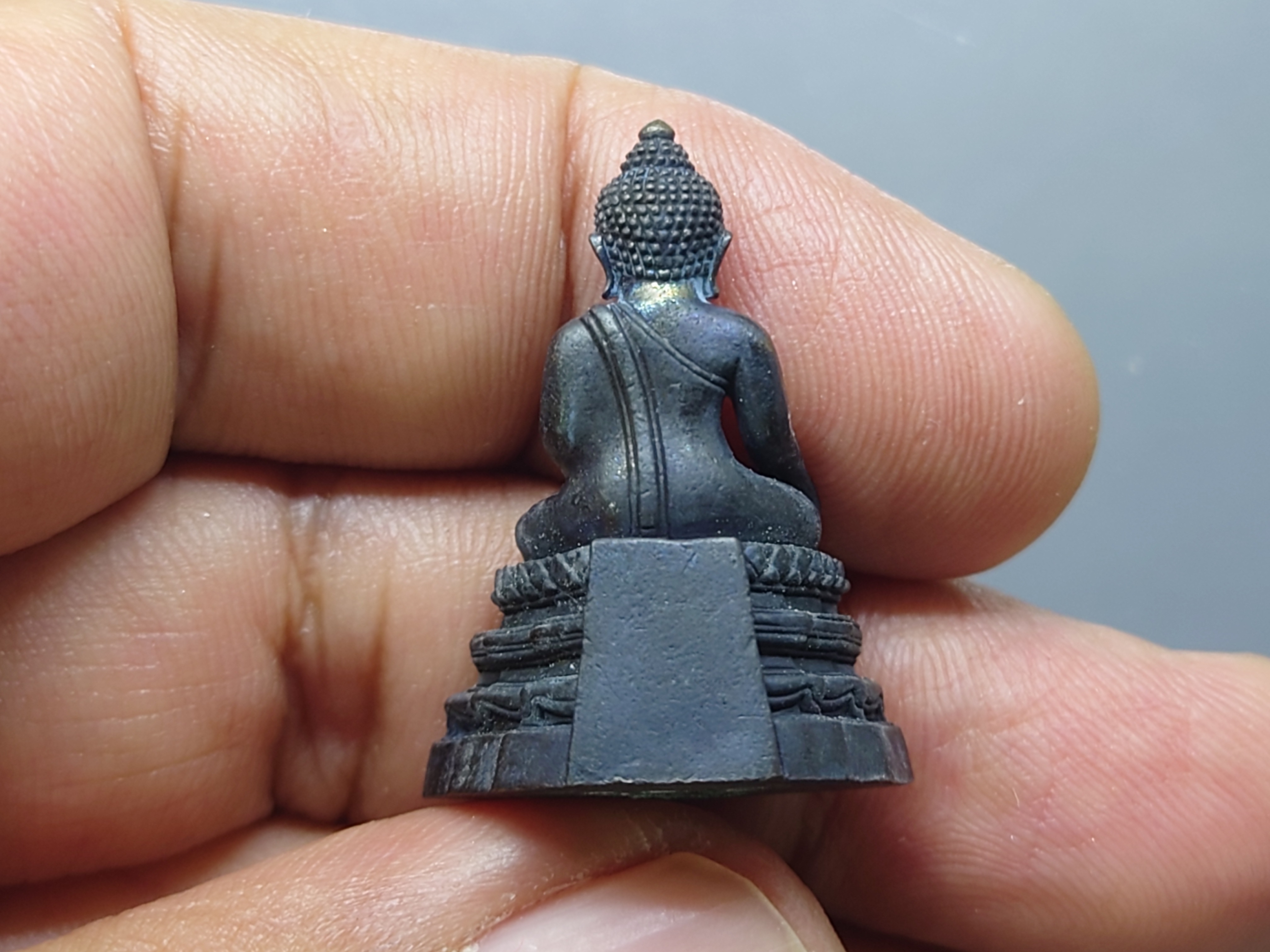 พระพุทธสิหิงค์ เบญจพุทธปาฏิหาริย์ ส.ธ.รุ่น พระเทพรักษา เนื้อทองสำริด ขนาดสูง 2.8 ซ.ม. พ.ศ.2554 พร้อมตลับเดิมๆ