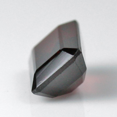 **ขายแล้ว**โกเมนสีแดงหรืออัลมันไดท์ (Almandite Garnet) 1.90 กะรัต แดงเข้ม แก่ก่ำ