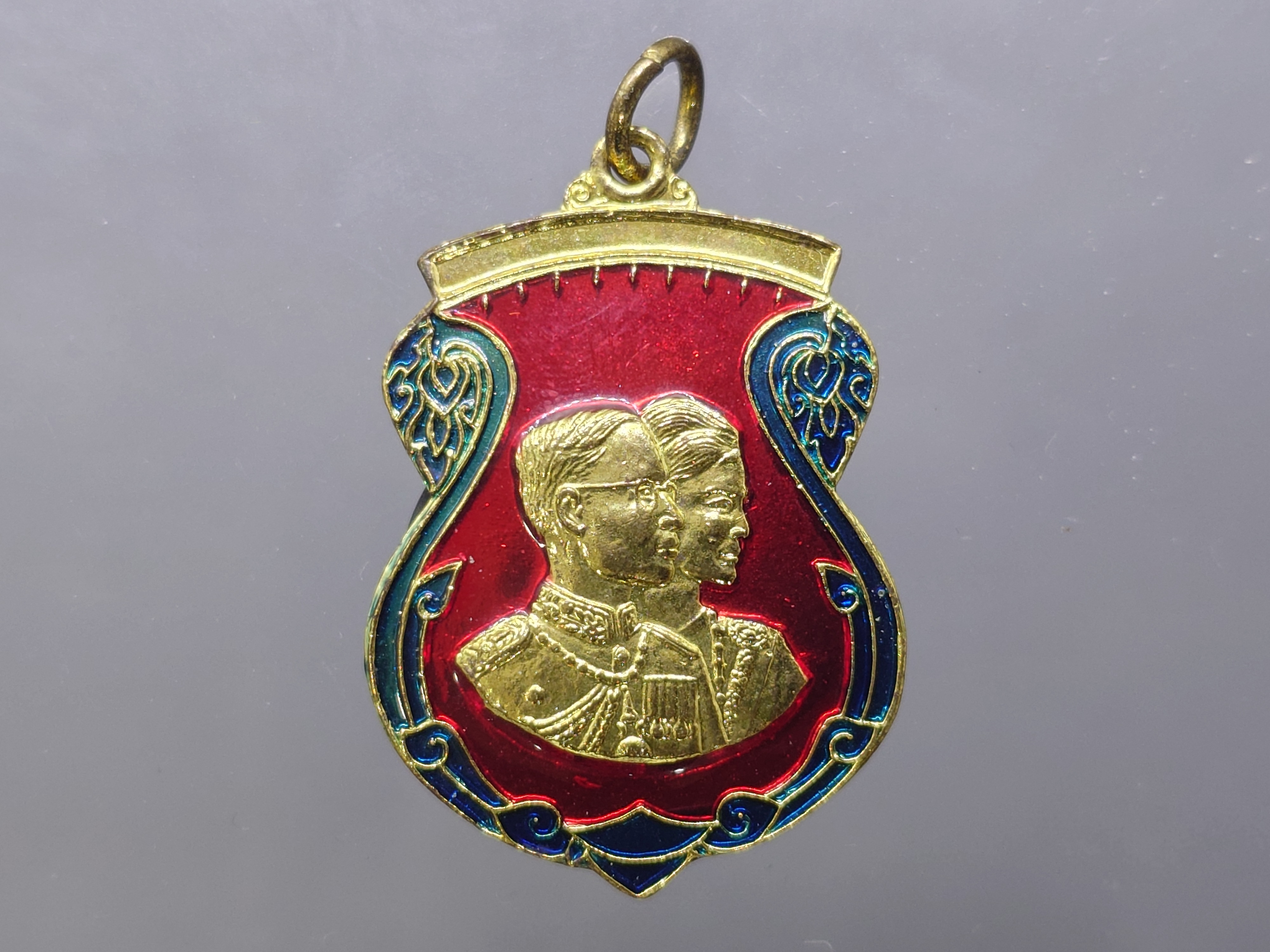 เหรียญในหลวง-พระราชินี เสด็จในงานทรงตัดลูกนิมิต (หลวงปู่โต๊ะ ร่ามปลุกเสก) เนื้อกาหลั่ยทองลงยา วัดศรีจันทร์ประดิษฐ์ ปี2522 พร้อมกล่องพระราชทาน ปี2561