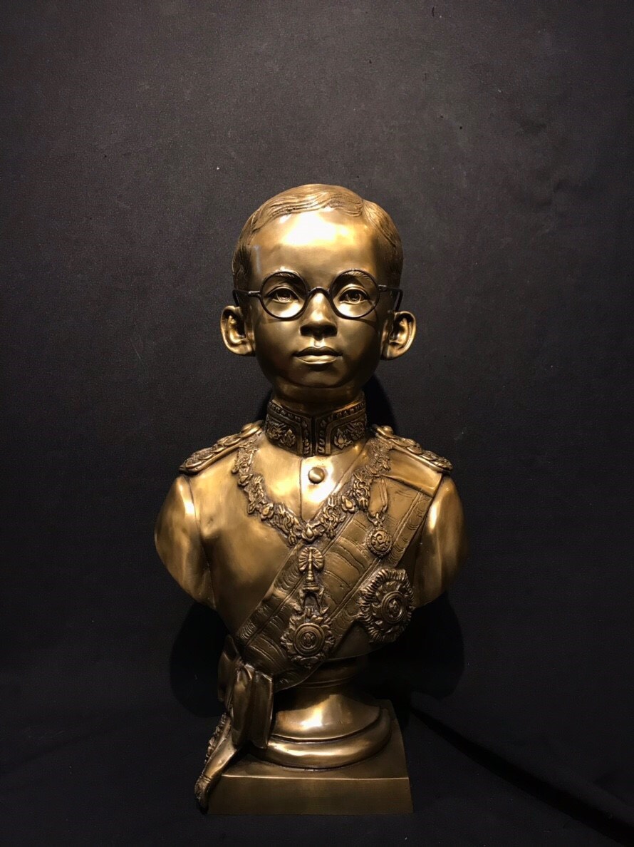 พระบรมรูปหล่อในหลวง รัชกาลที่ 9 รุ่น ทรงพระเยาว์ ปี 2546
