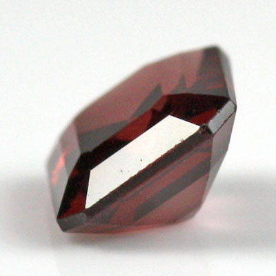 **ขายแล้ว**สปิเนลสีแดง (Spinel) 1.31 กะรัต รูปเหลี่ยมมรกต รูปร่างดี
