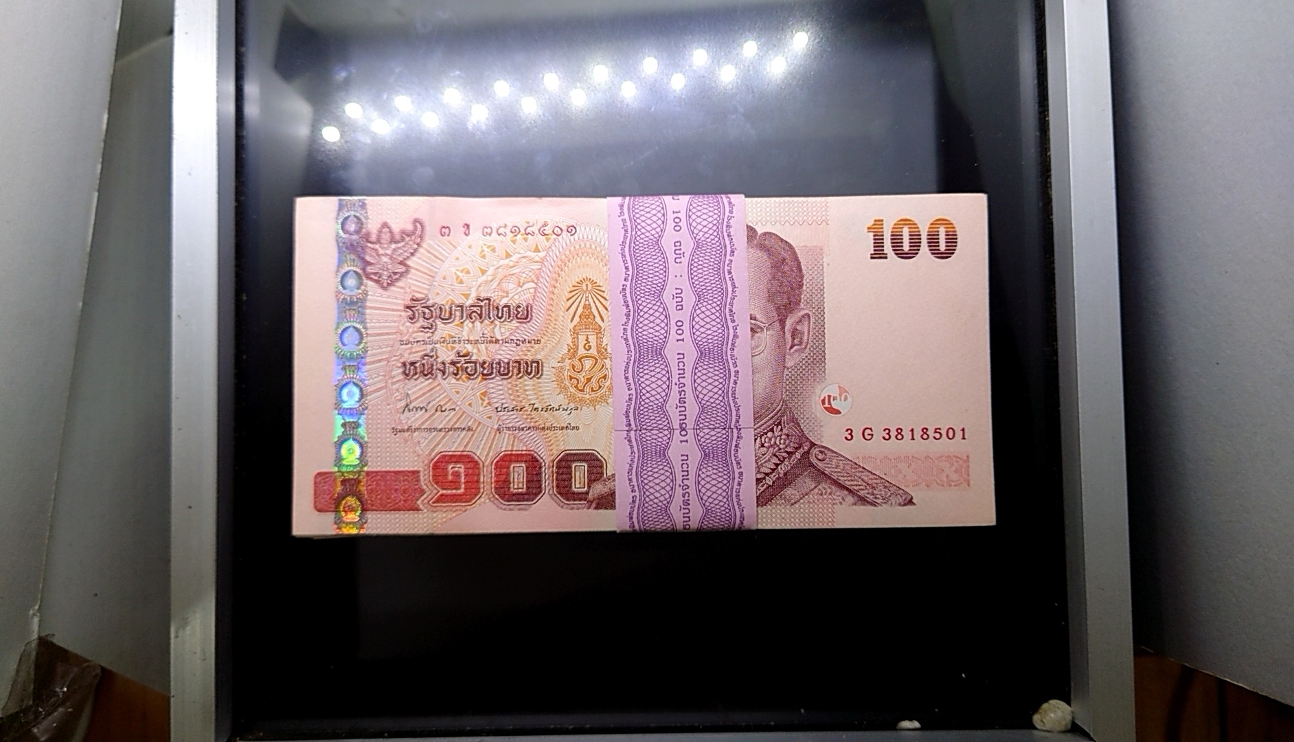 ธนบัตร 100 บาท ยกแหนบ 100 ใบ เรียงเลข แบบ 15 รุ่น 2 (เลิกทาส) ปี2540 ไม่ผ่านใช้ สภาพสวย