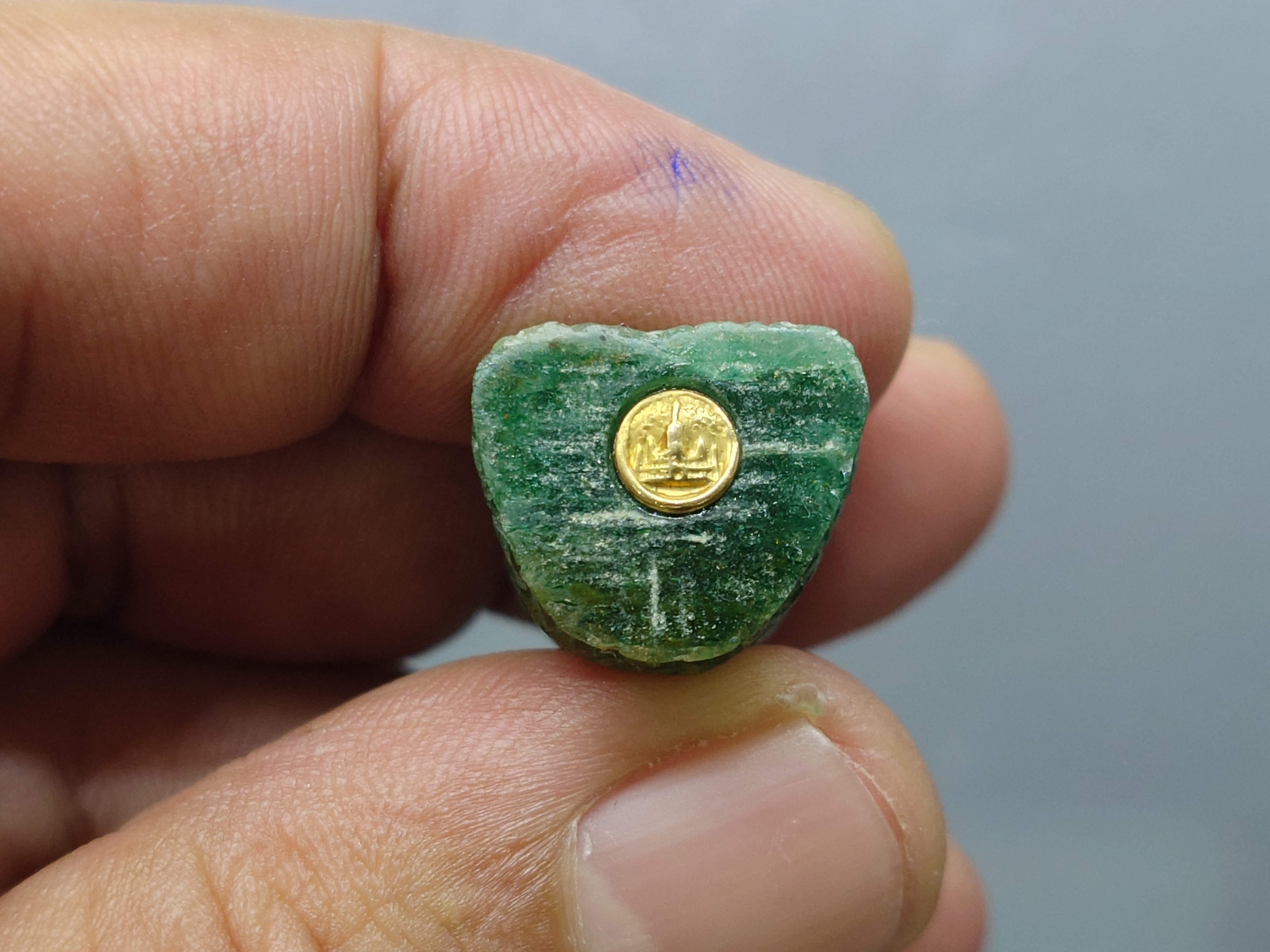 หลวงปู่ทวดหยก เนื้อหยก ลอยองค์ ฐานฝังหมุดทองคำแท้ พิมพ์ใหญ่ ขนาดสูง 2.5 เซน วัดพะโคะ สมาคมชาวเพชรบุรีสร้าง ปี2543 พร้อมกล่องเดิม