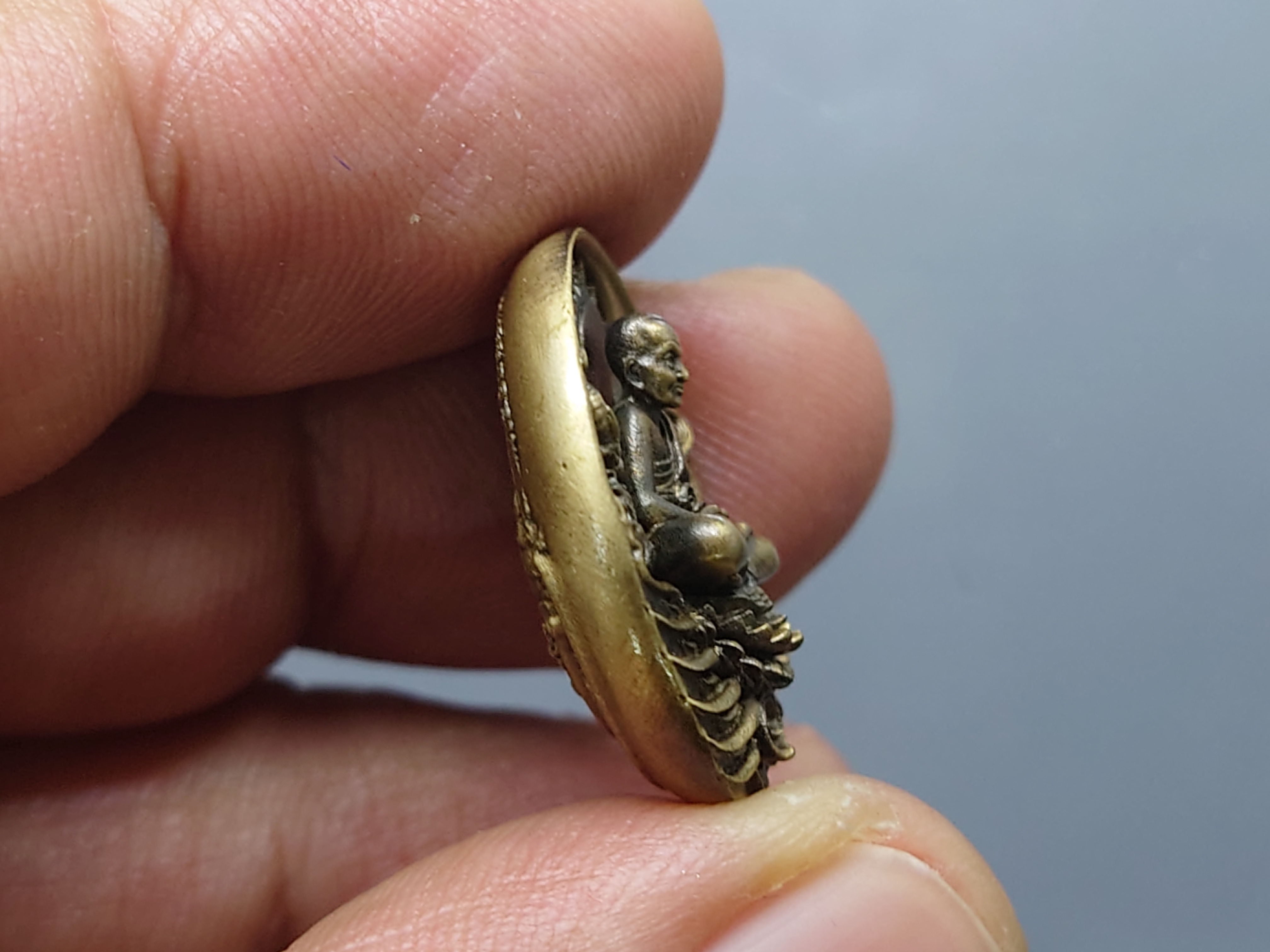 เหรียญหลวงปู่ทวด รุ่นอภิเมตรา มหาโพธิสัตว์ พิมพ์จิ๋ว เนื้อทองระฆัง (แยกชุดกรรมการ โคท ๒๐๐๐) ควบคุมออกแบบโดย อ.เฉลิมชัย พ.ศ.2558