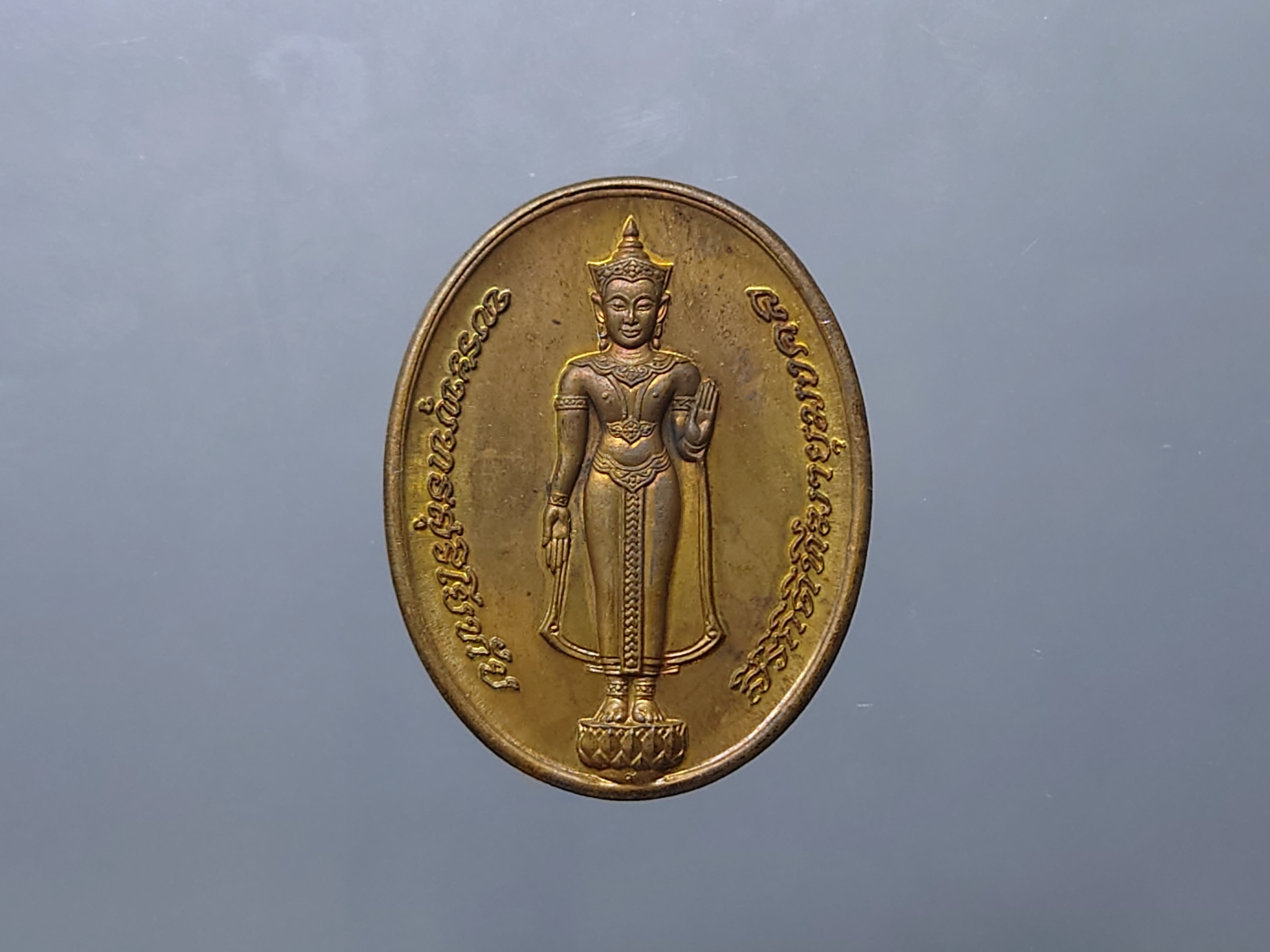 พระพุทธสุริโยทัย สิริกิติฑีคายุมงคล หลังตราพระนามาภิไธยย่อ ส.ก. เนื้อนวะโลหะ ที่ระลึกพระราชพิธี สมโภชพระเจดีย์ศรีสุริโยทัย ปี2534 ตลับเดิม