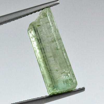 ผลึกทัวร์มาลีน (Tourmaline Crystal) 6.93 กะรัต สีเขียว เป็นแท่งรูปร่างดี