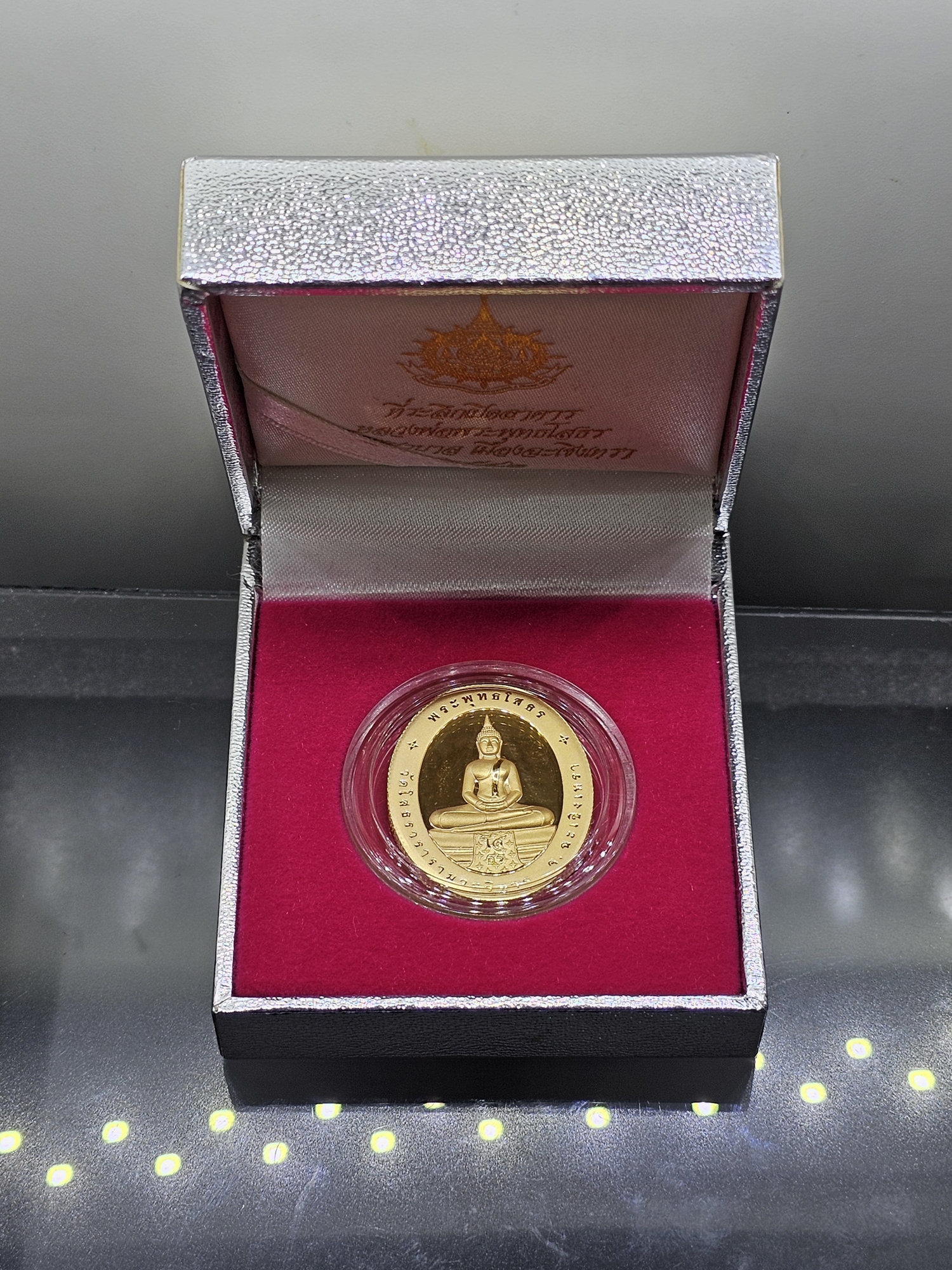 พระพุทธโสธร ภปร เนื้อทองแดงขัดเงา พ่นทรายชุบทอง ที่ระลึกเปิดอาคารหลวงพ่อพระพุทธโสธร โรงพยาบาลเมืองฉะเชิงเทรา ปี 2542 พร้อมกล่อง
