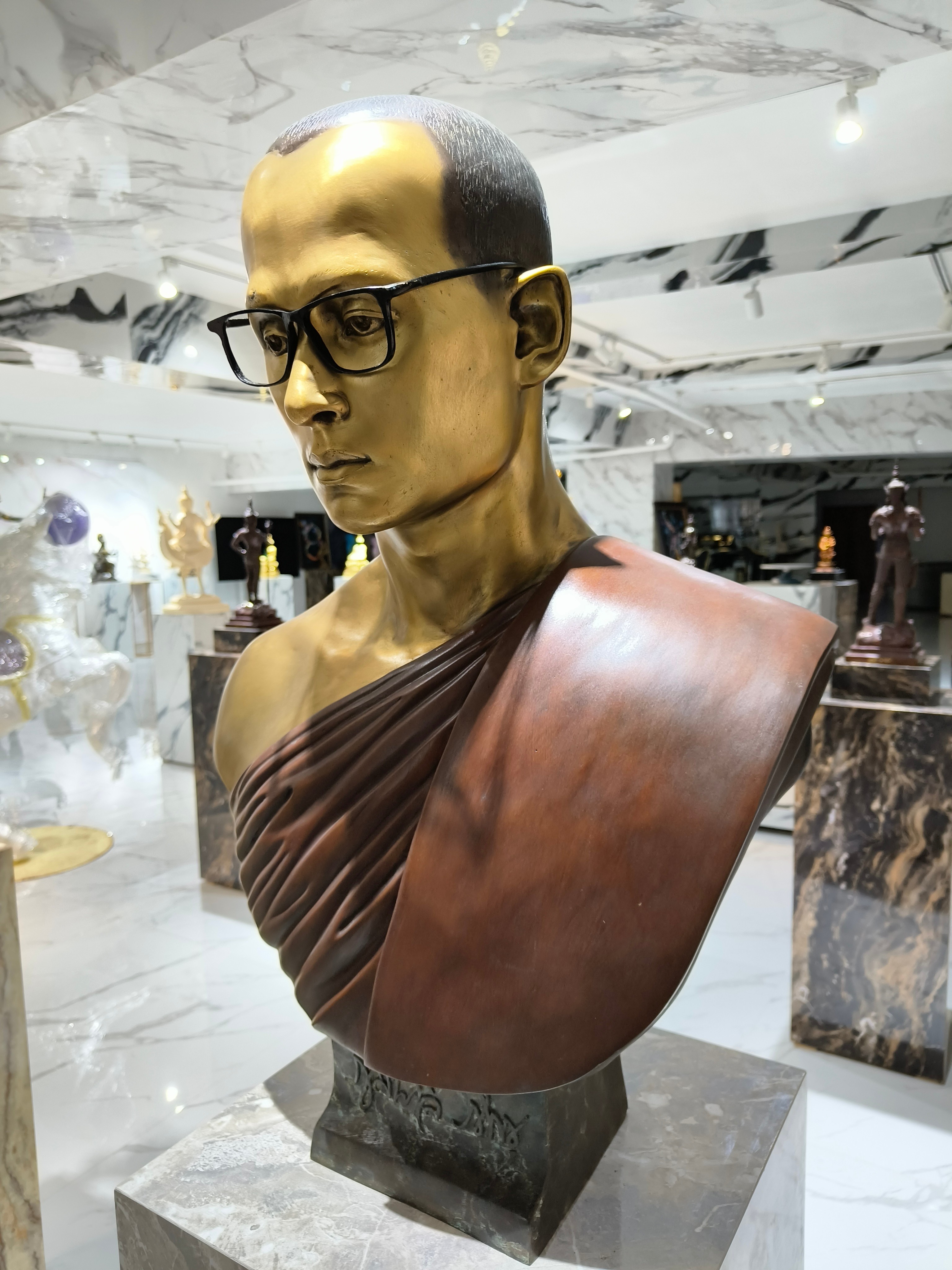 พระบรมรูปหล่อ ในหลวง รัชกาลที่ 9 ร.9 ทรงผนวช ขนาดเท่าคนจริง