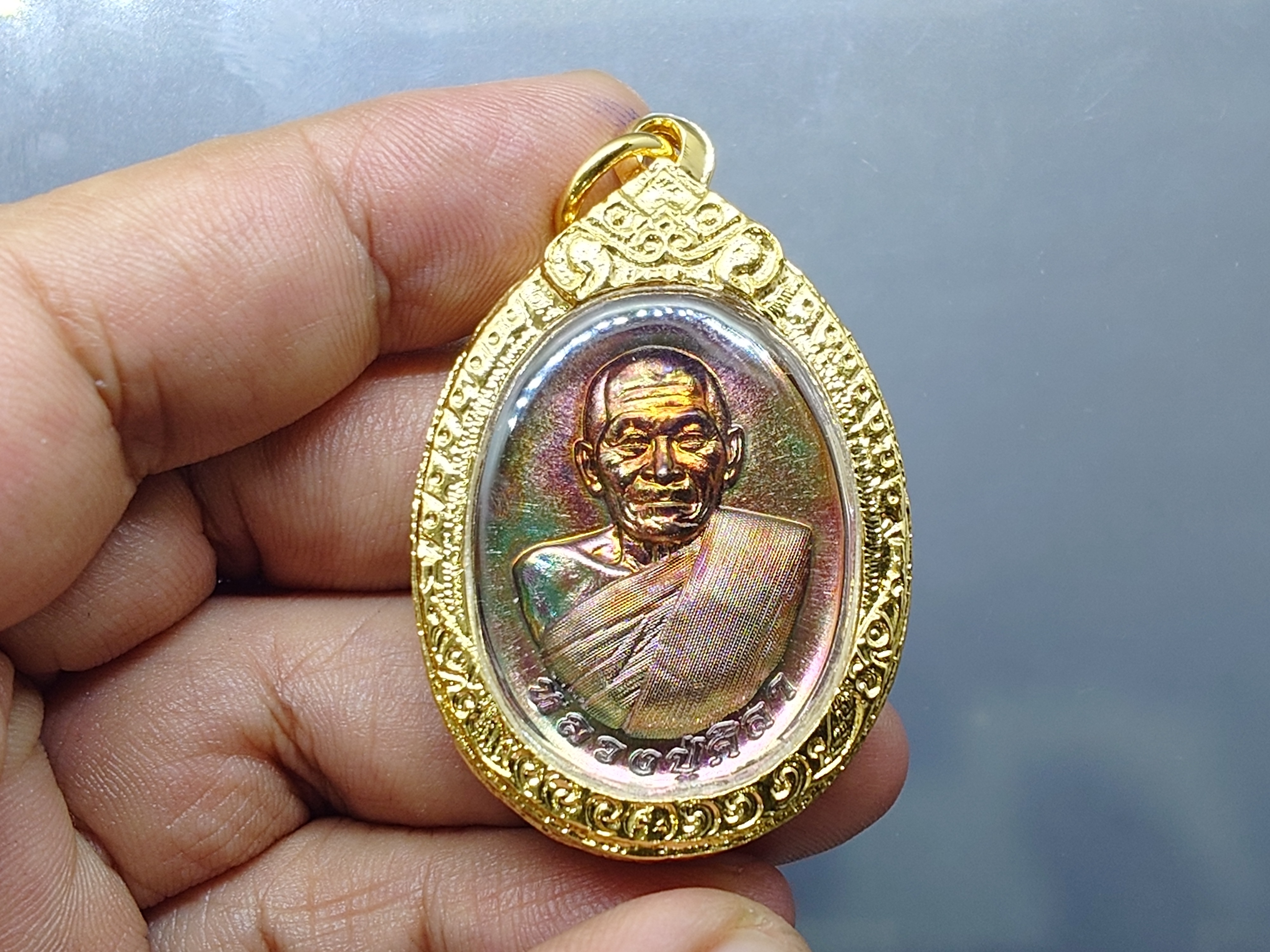 หลวงปู่ศิลา สิริจันโท เนื้อทองแดงผิวรุ้ง พร้อมกรอบชุบทอง 24 K รุ่นรวยรวยล้าน เทวดารักษา วัดสวนธรรมปิติ จ.กาฬสินธู์ ปี2567 พร้อมกล่องเดิม