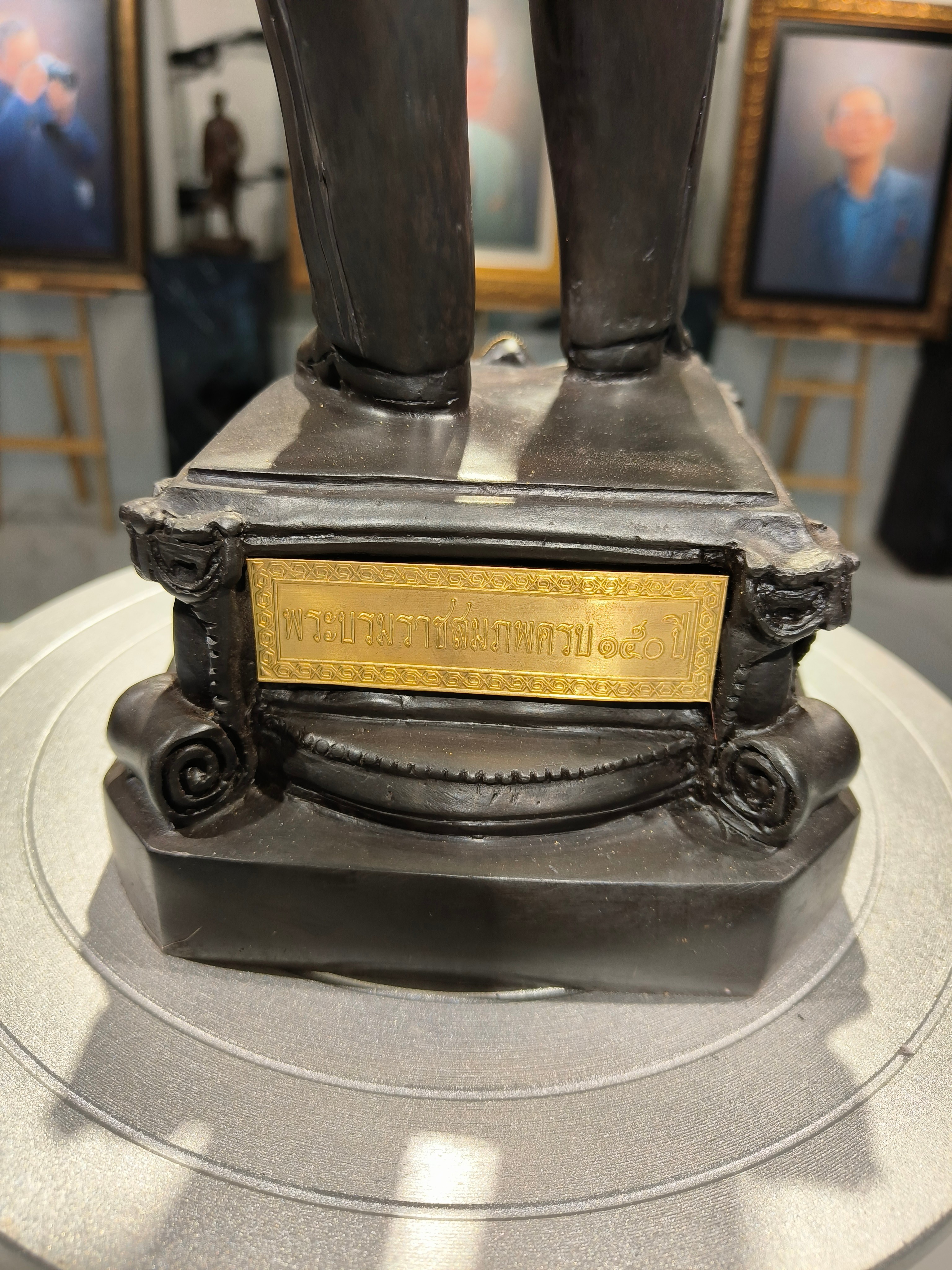 รูปหล่อ รัชกาลที่ 5 หน้าตัก 9 นิ้ว (จมร) จัดสร้างโดยมหาจุฬาลงกรณ์ราชวิทยาลัย(จมร) เนื่องในโอกาสพระบรมราชสมภพครบ 150 ปี พิธีใหญ่ ณ วัดพระแก้ว กรุงเทพมหานคร พ.ศ. 2546